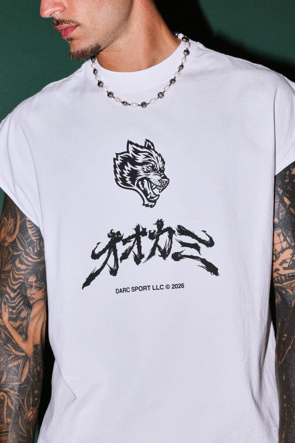 Okami Bushido Grunge Cut-Off Mid Length Raw Hem Tee in White — imagem 5