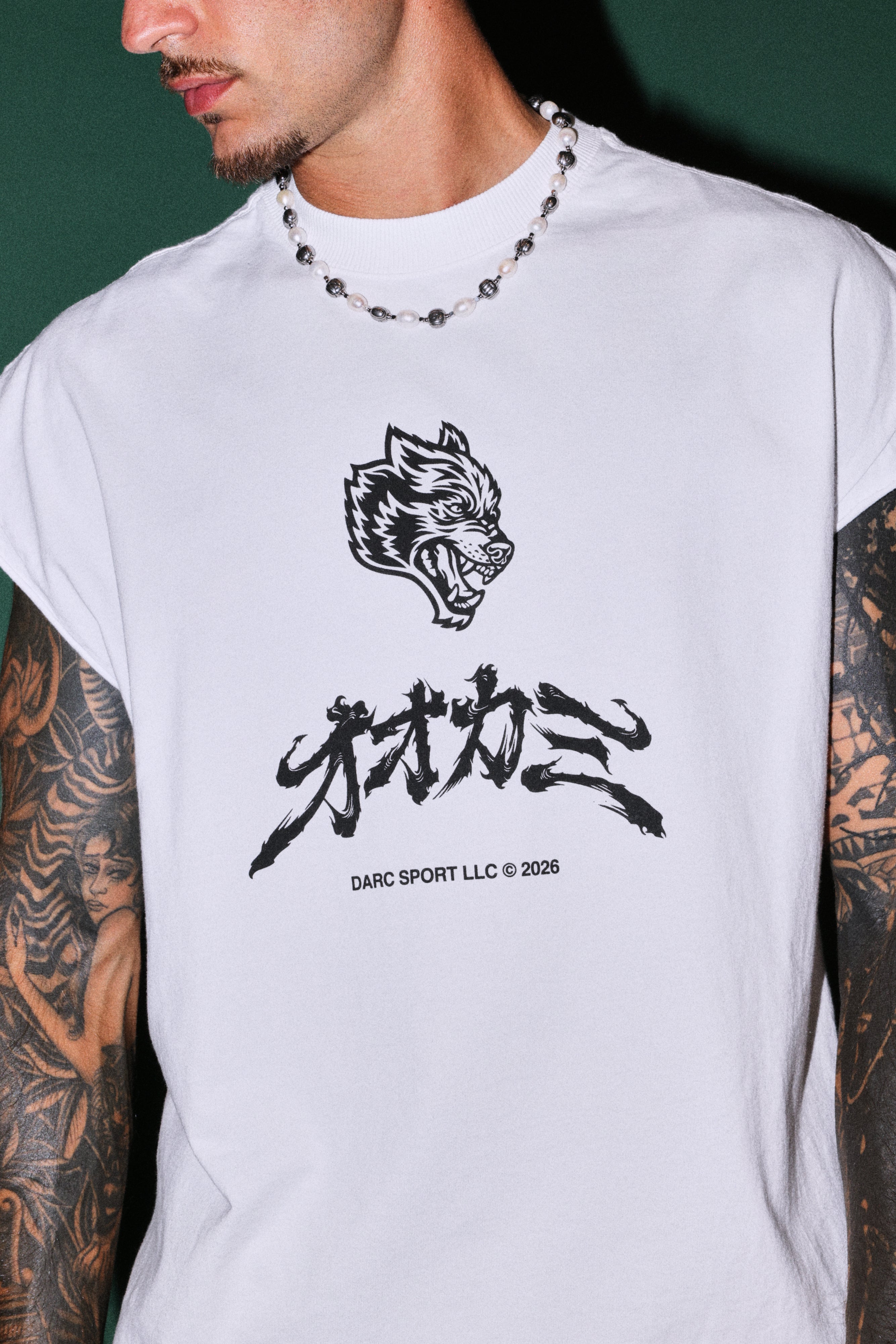Okami Bushido Grunge Cut-Off Mid Length Raw Hem Tee in White — imagem 5