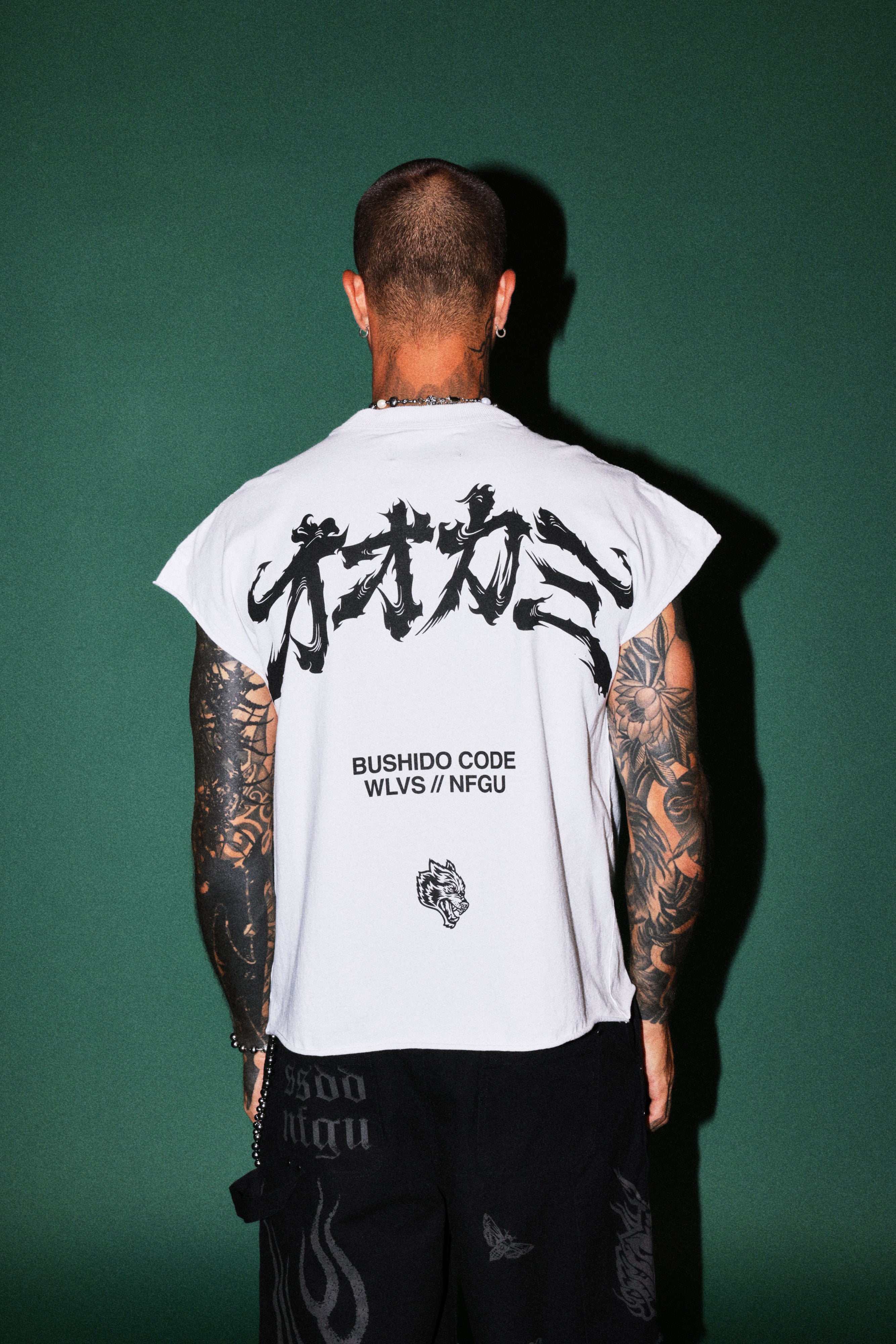 Okami Bushido Grunge Cut-Off Mid Length Raw Hem Tee in White — imagem 2