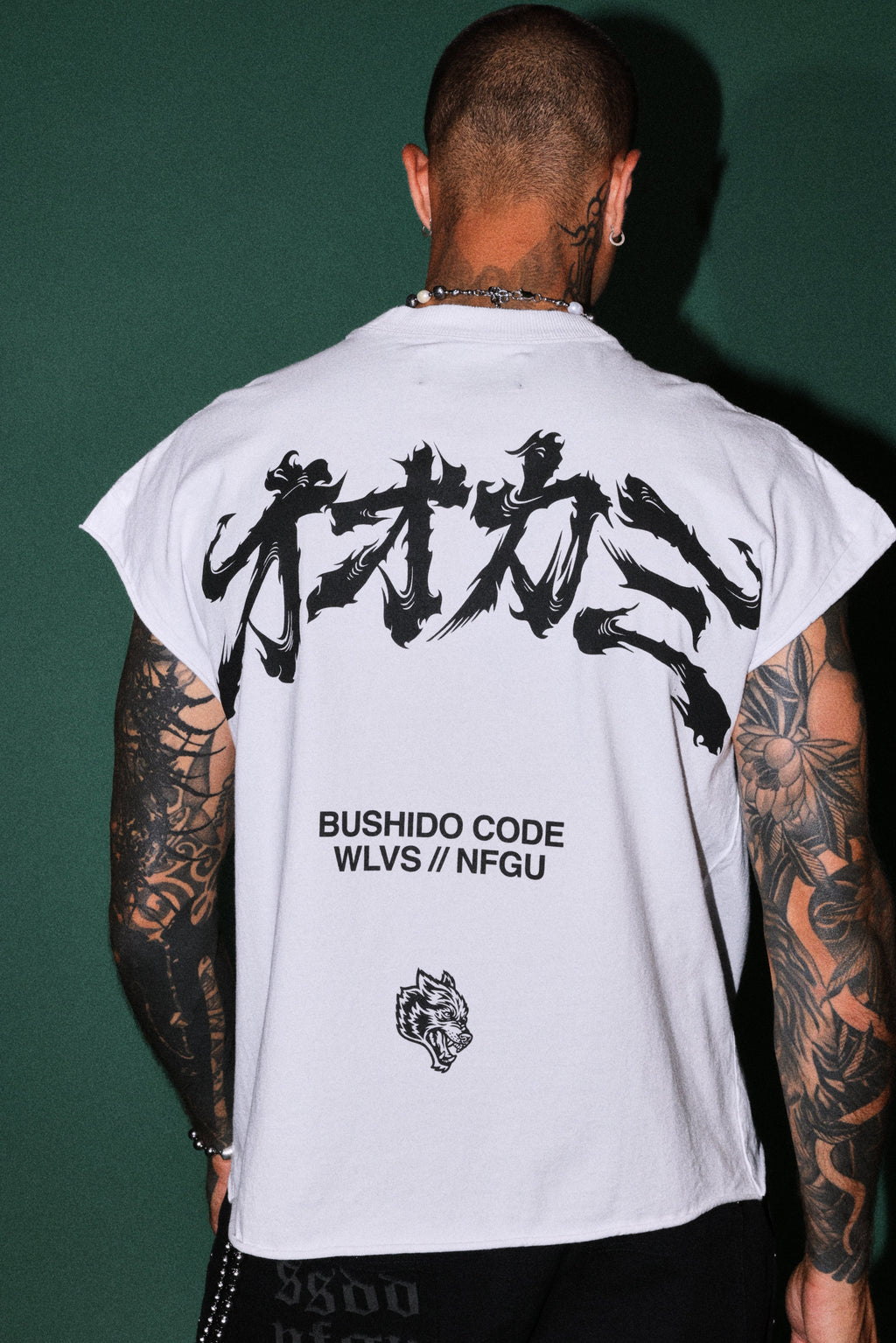 Okami Bushido Grunge Cut-Off Mid Length Raw Hem Tee in White — imagem 6