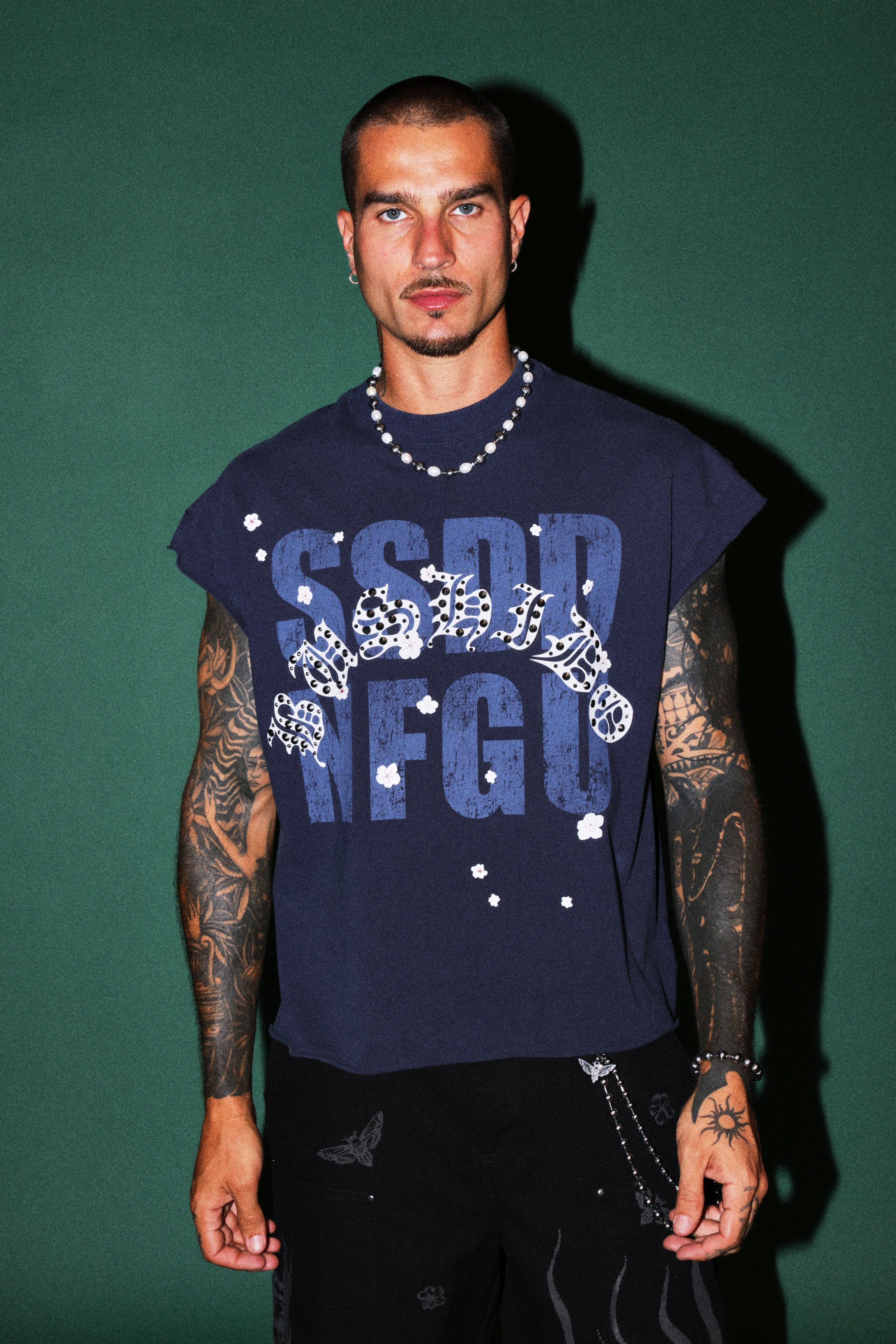 Ssddnfgu Bushido Grunge Cut-Off Mid Length Raw Hem Tee in Navy — imagem 4