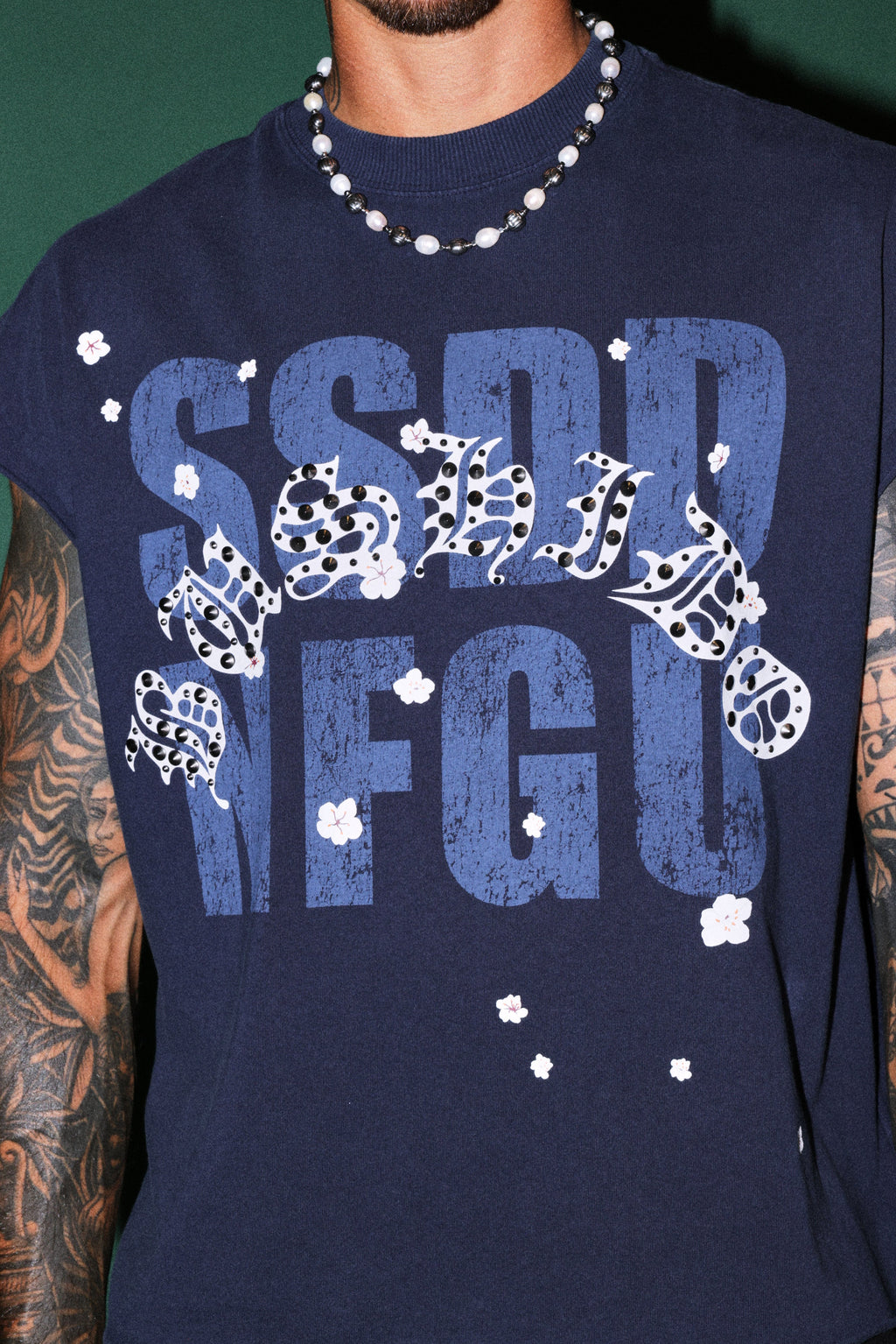 Ssddnfgu Bushido Grunge Cut-Off Mid Length Raw Hem Tee in Navy — imagem 5
