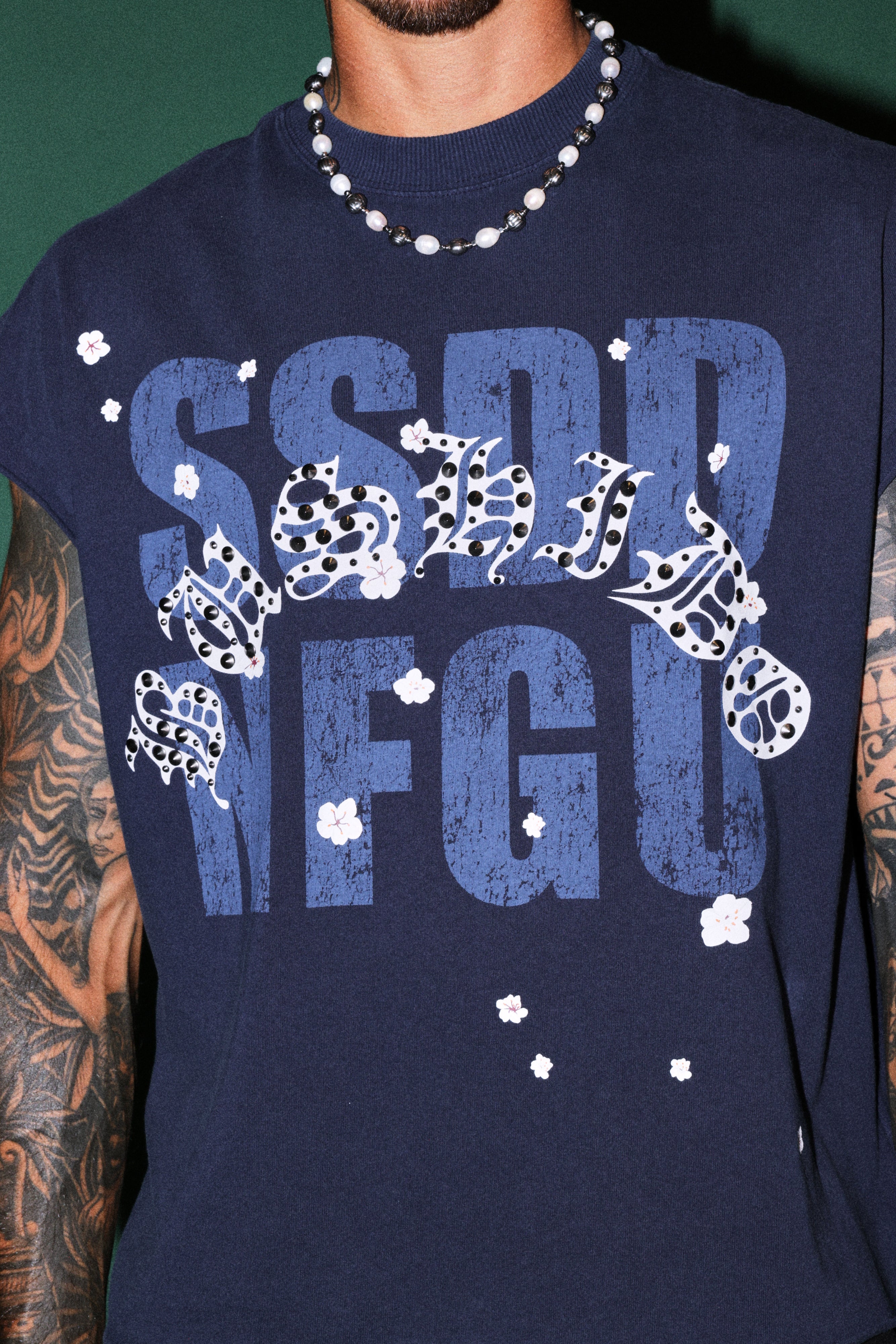 Ssddnfgu Bushido Grunge Cut-Off Mid Length Raw Hem Tee in Navy — imagem 5