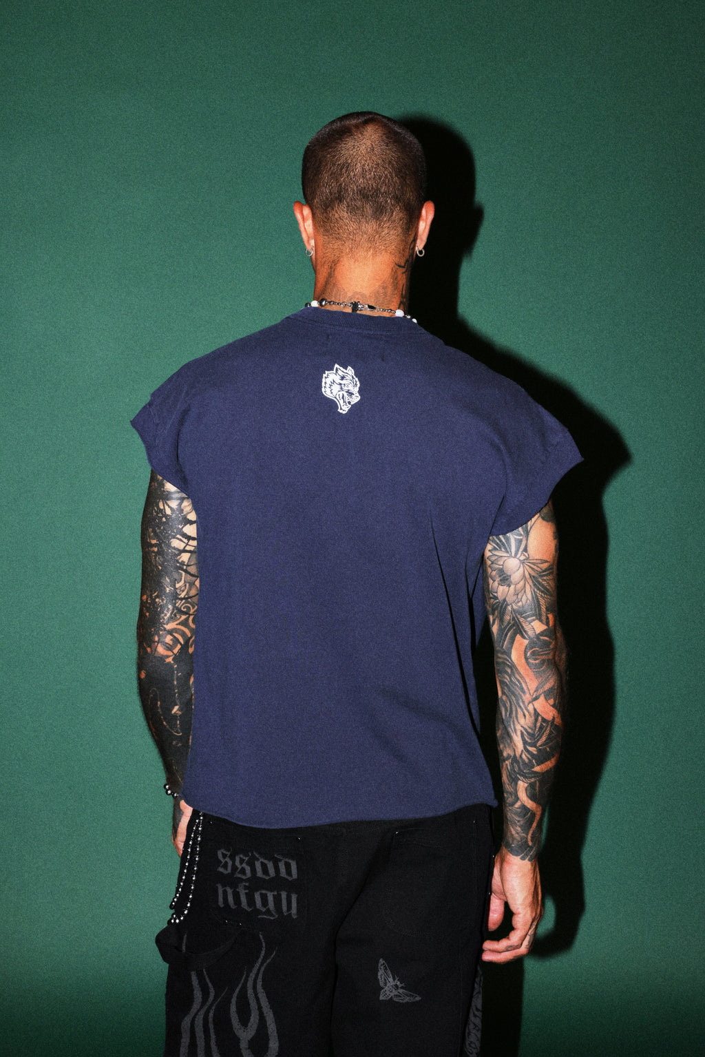 Ssddnfgu Bushido Grunge Cut-Off Mid Length Raw Hem Tee in Navy — imagem 2