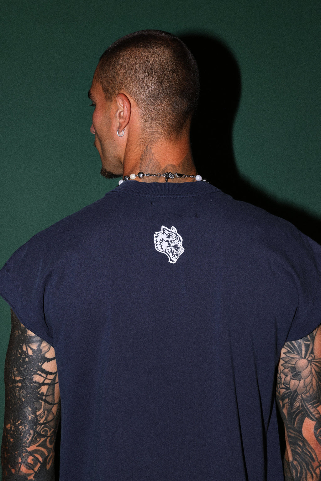 Ssddnfgu Bushido Grunge Cut-Off Mid Length Raw Hem Tee in Navy — imagem 6