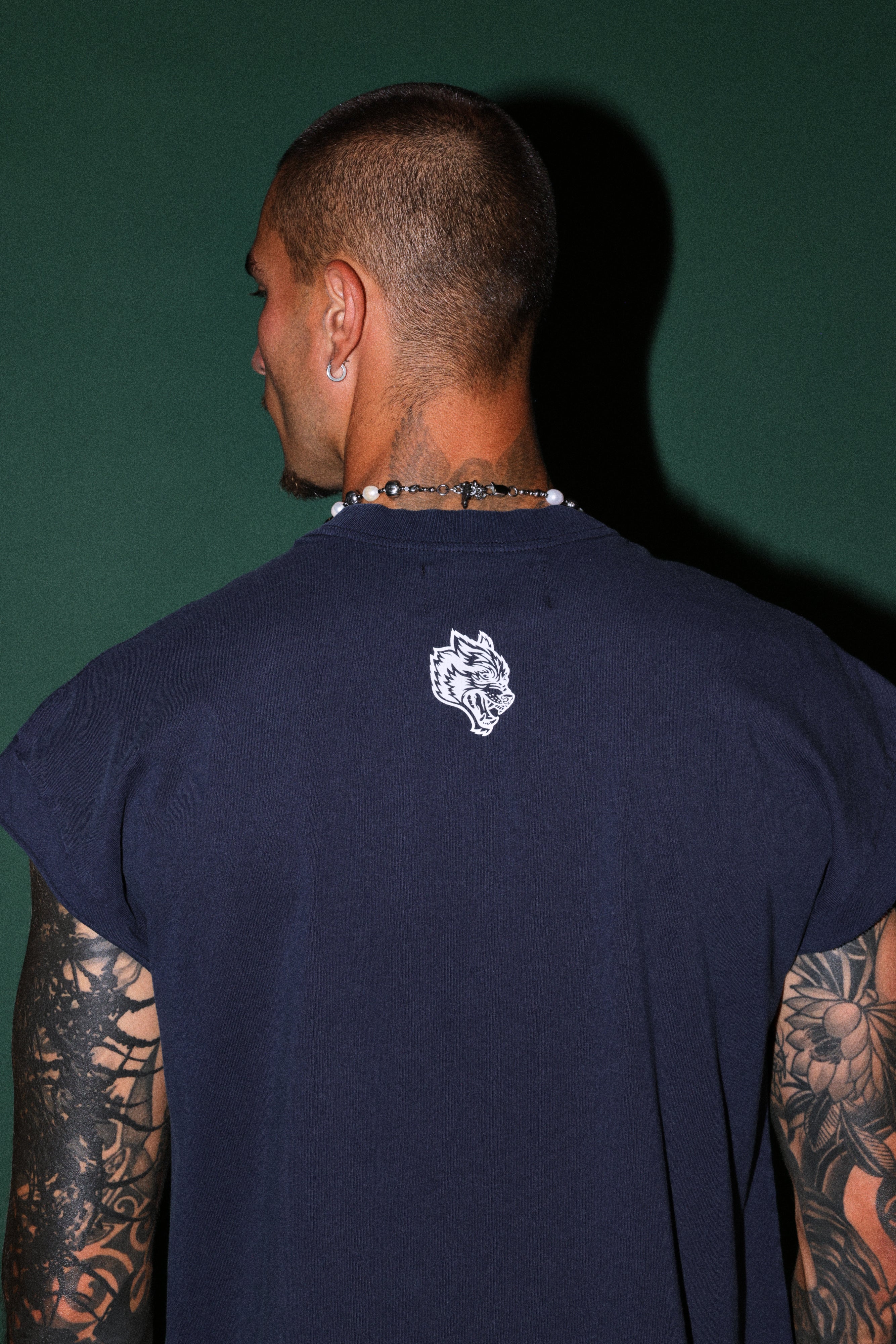 Ssddnfgu Bushido Grunge Cut-Off Mid Length Raw Hem Tee in Navy — imagem 6