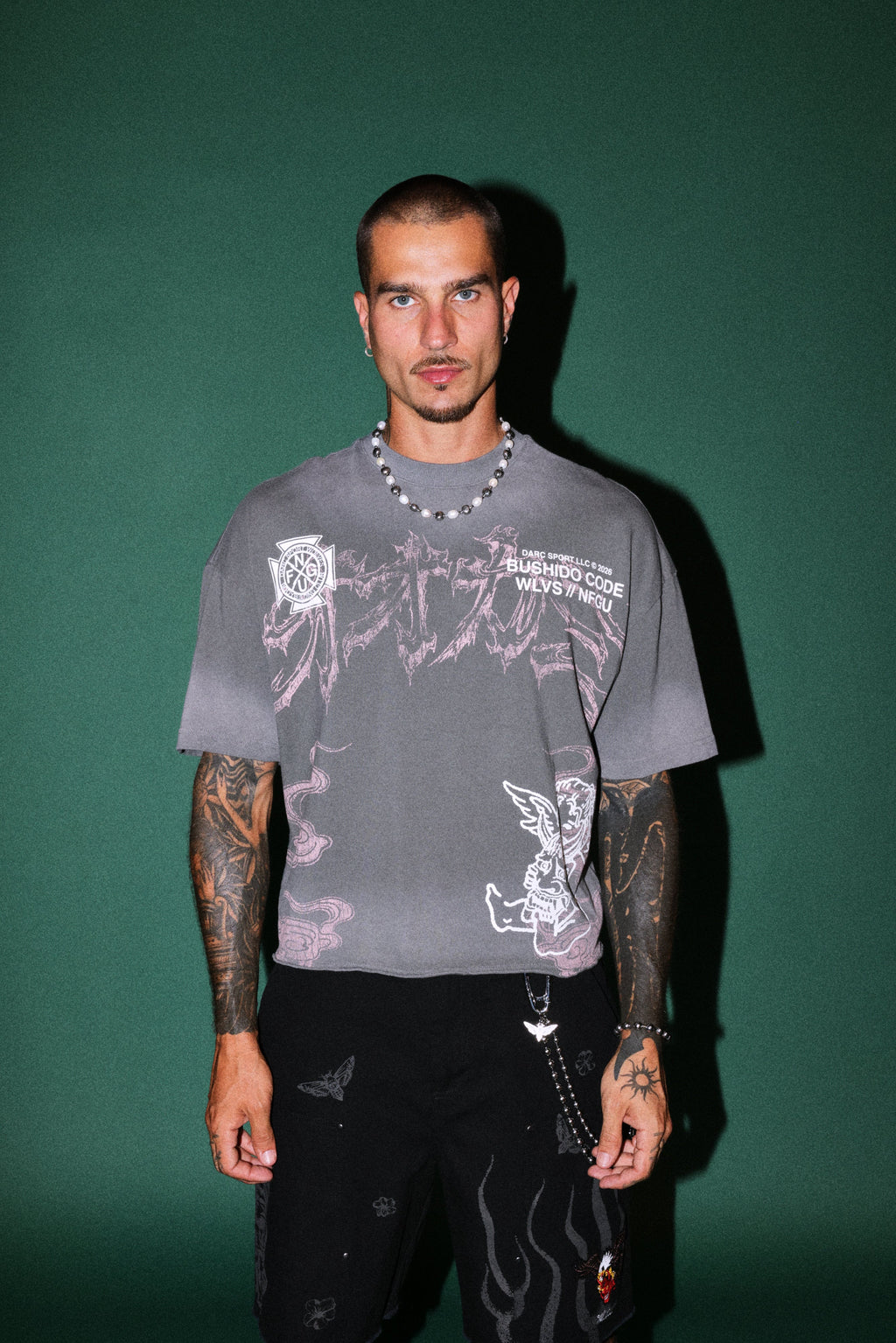Gates Inferno Premium Raw Hem Box Cut Tee in Slate Gray Drift Wash — imagem 2