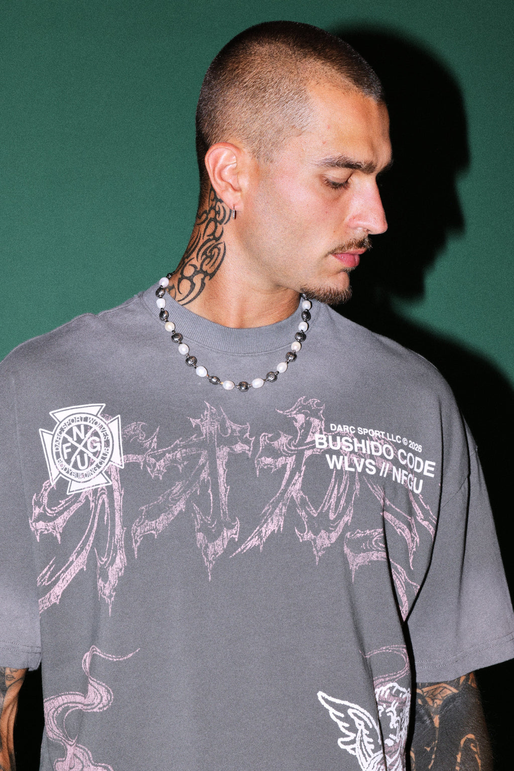 Gates Inferno Premium Raw Hem Box Cut Tee in Slate Gray Drift Wash — imagem 5