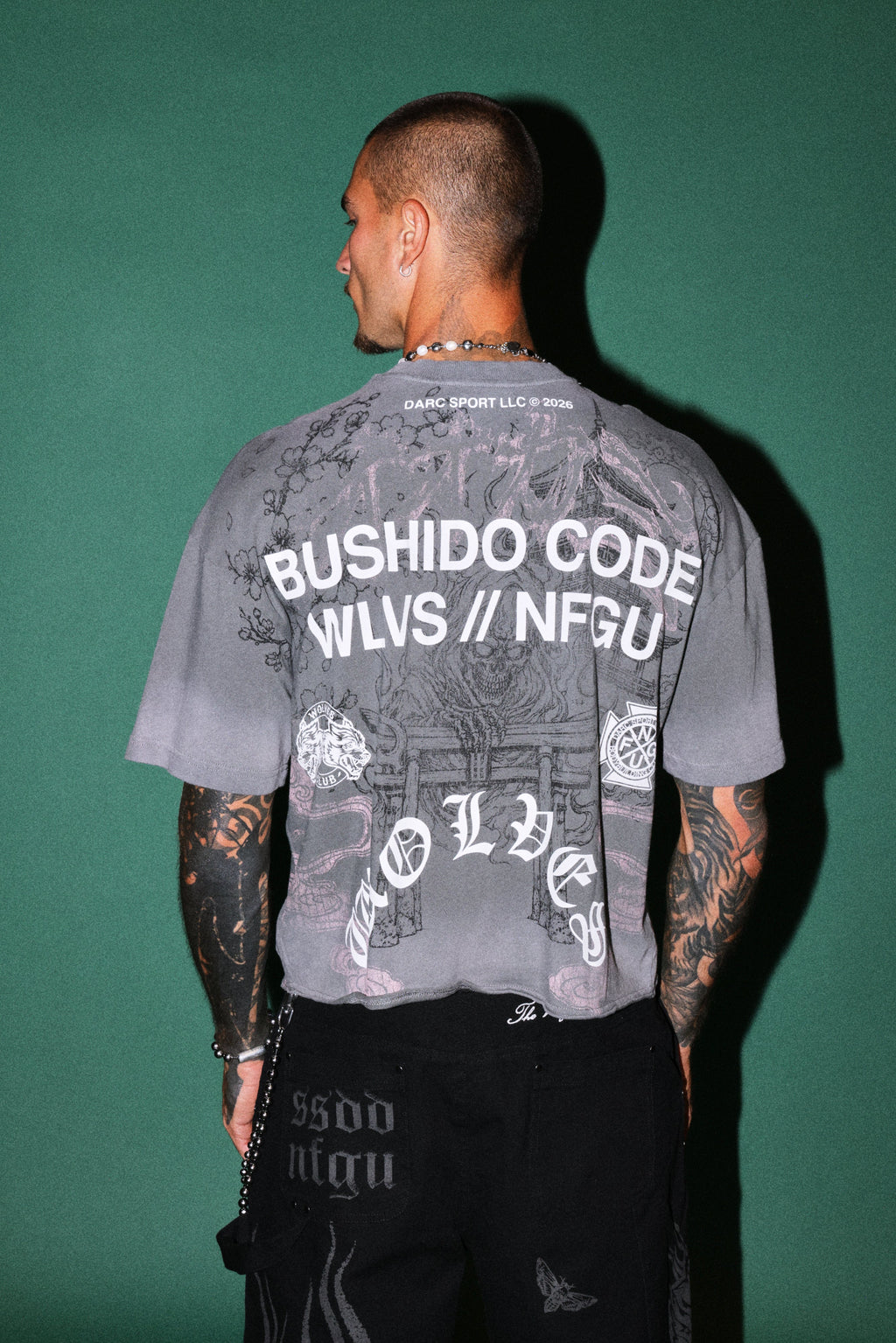 Gates Inferno Premium Raw Hem Box Cut Tee in Slate Gray Drift Wash — imagem 4