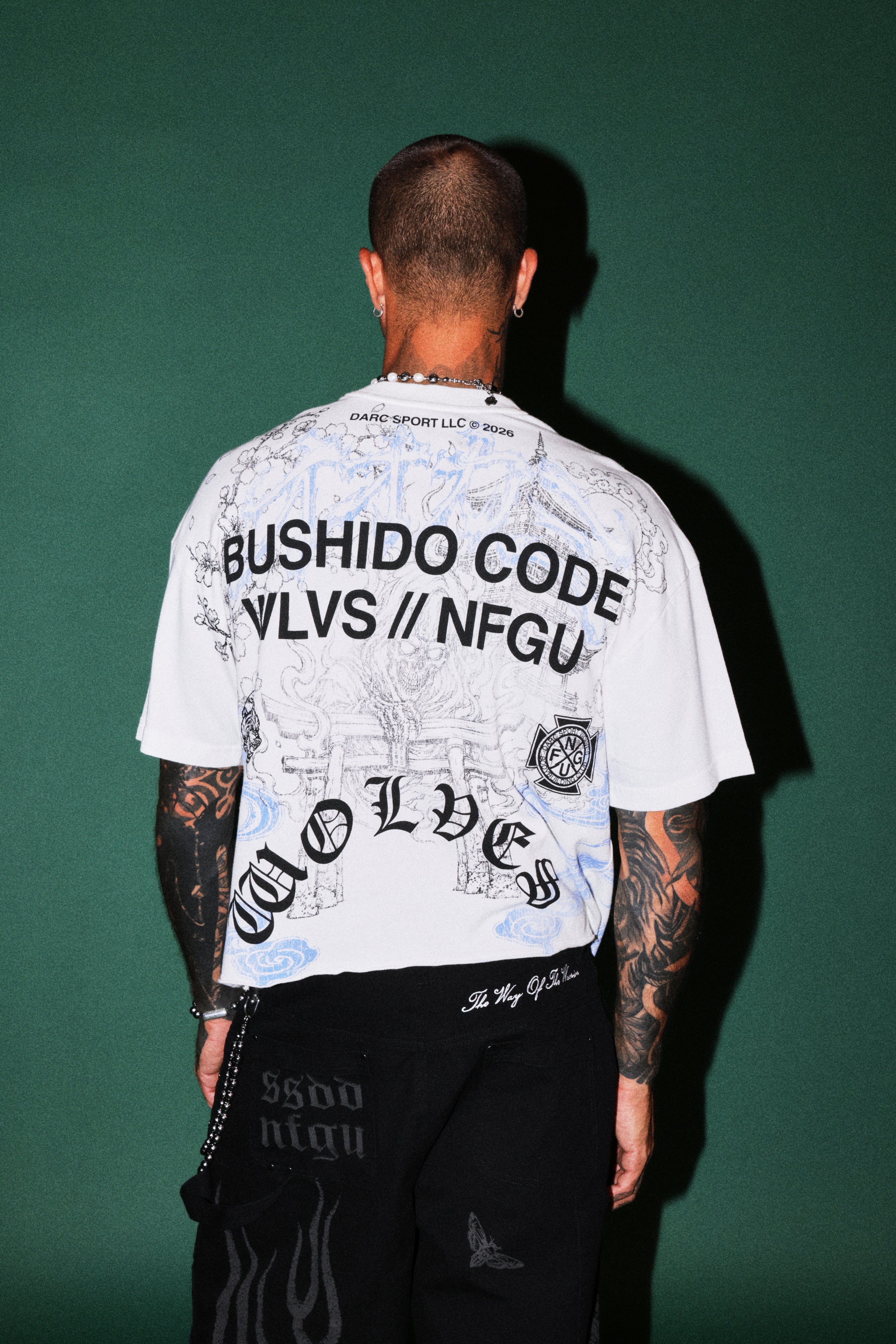 Gates Inferno Premium Raw Hem Box Cut Tee in Cream — imagem 4