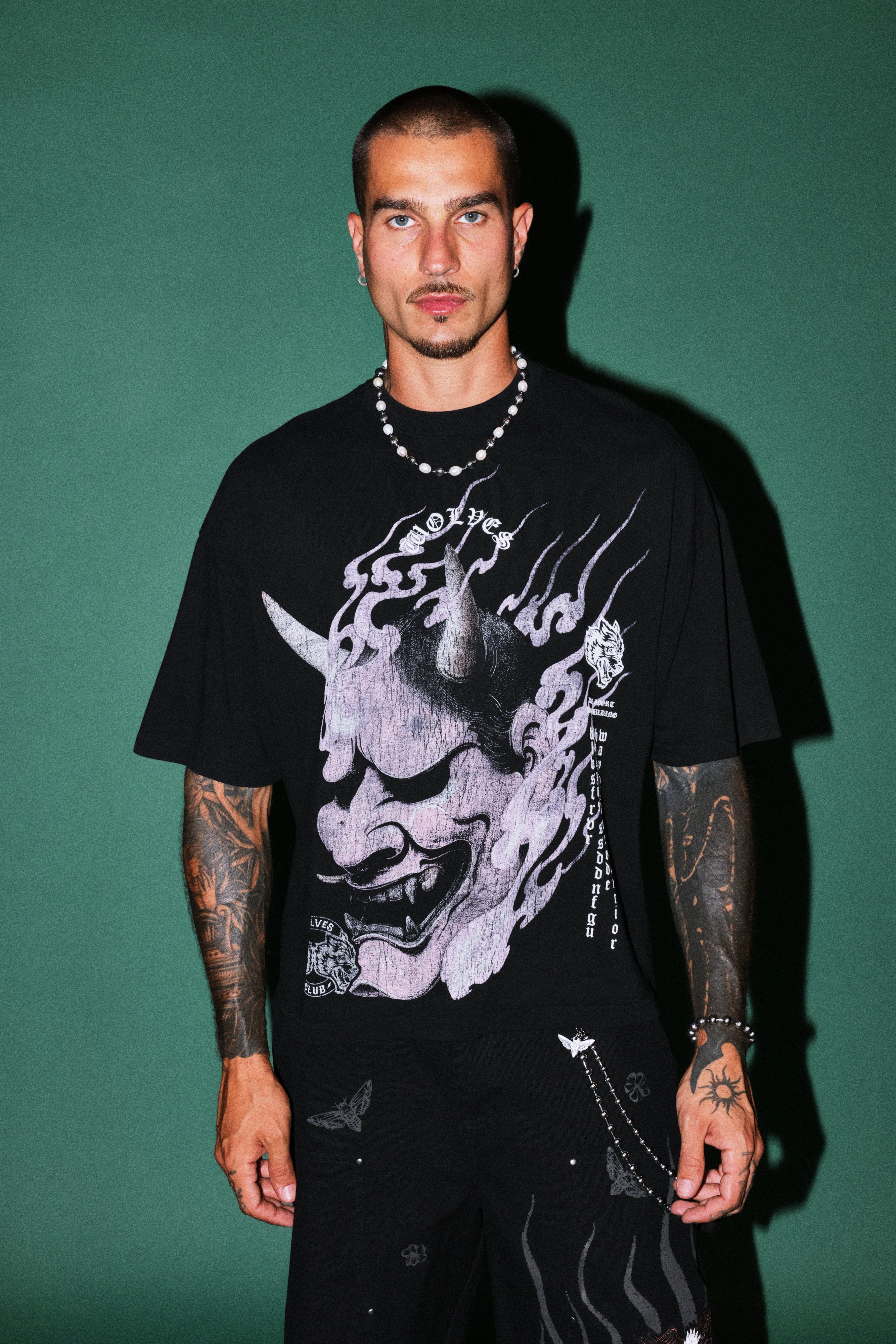 Wolves Club Oni Inferno Distressed Grunge Box Cut Tee V2 in Black — imagem 4