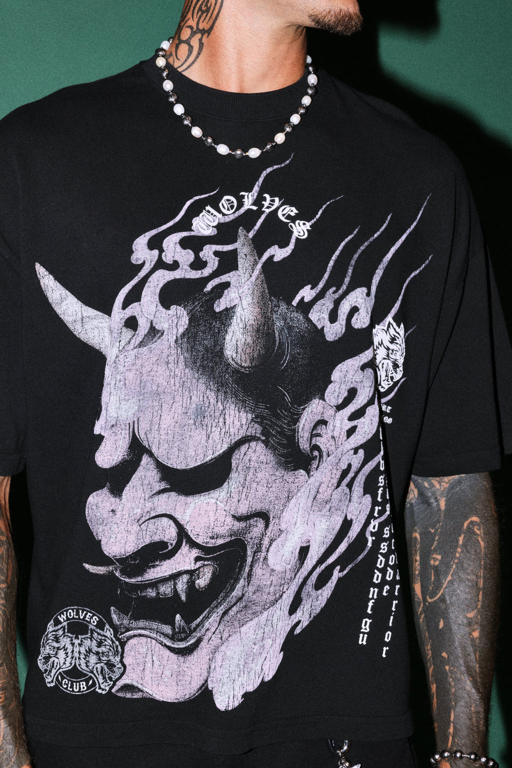 Wolves Club Oni Inferno Distressed Grunge Box Cut Tee V2 in Black — imagem 5