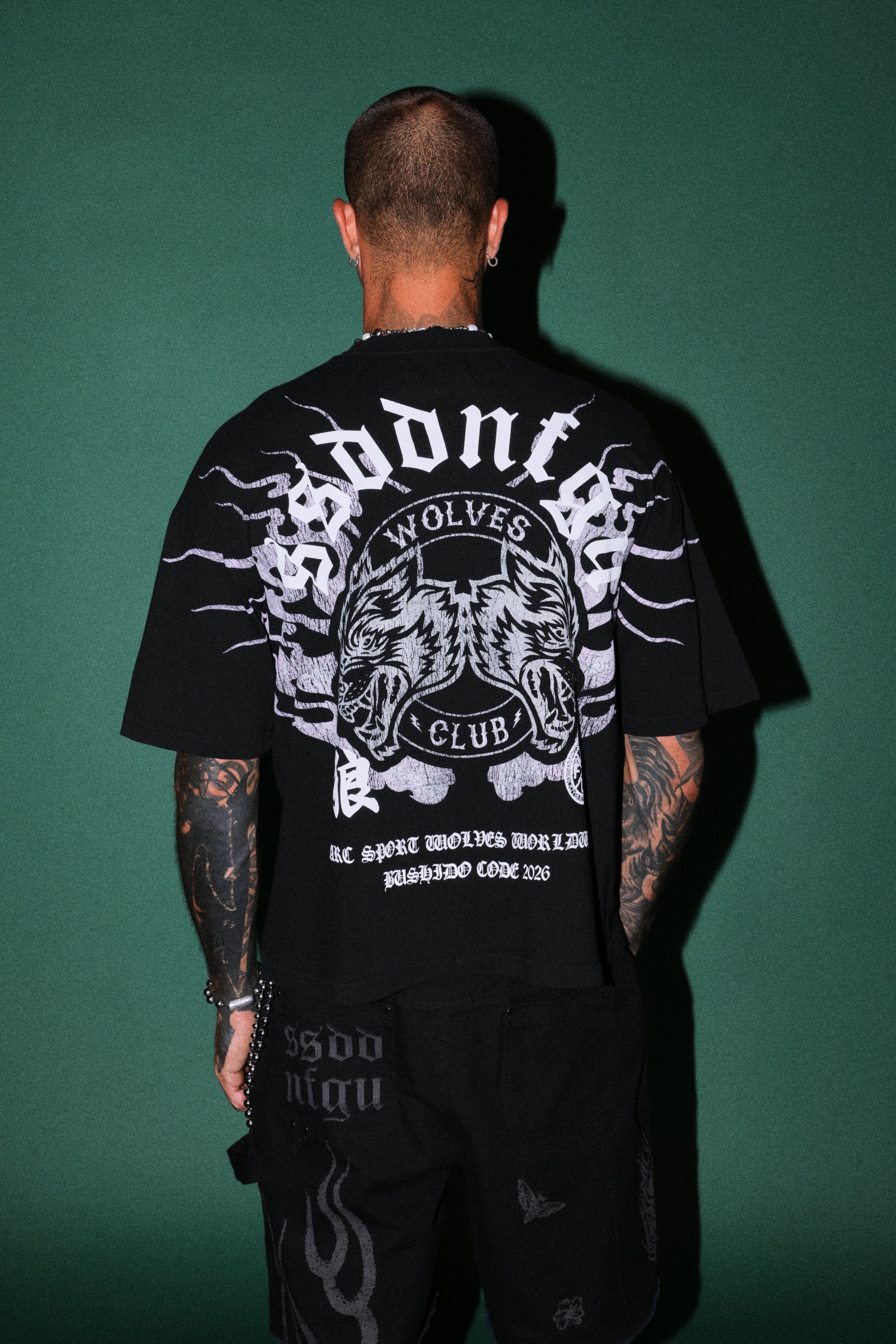 Wolves Club Oni Inferno Distressed Grunge Box Cut Tee V2 in Black — imagem 2