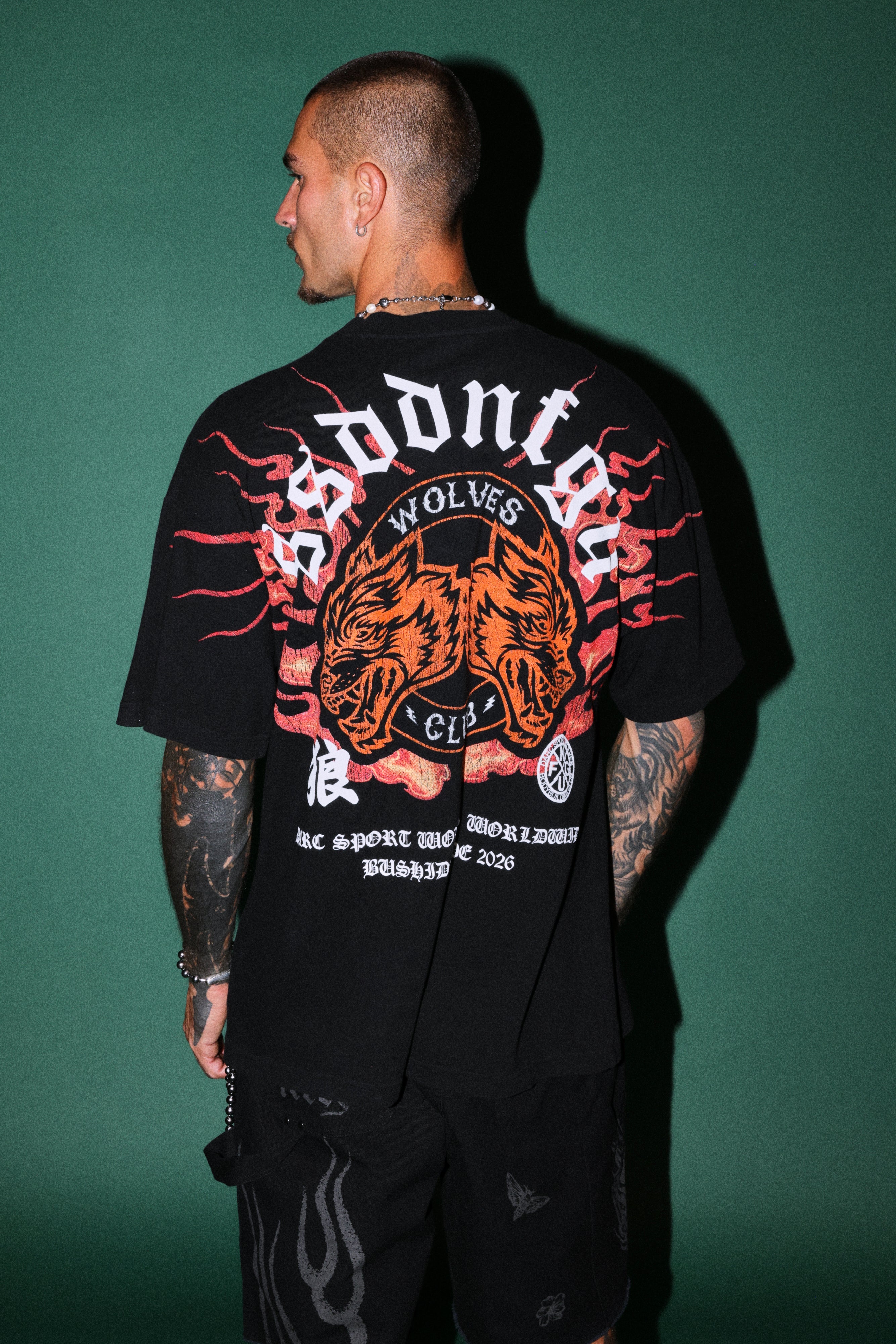 Wolves Club Oni Inferno Premium Oversized Tee in Black — imagem 2