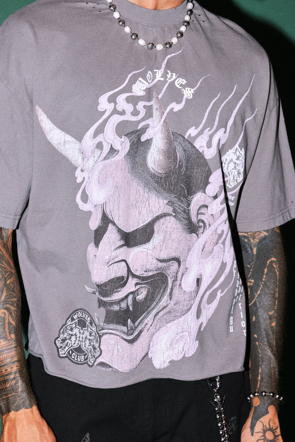 Wolves Club Oni Inferno Distressed Grunge Box Cut Tee V2 in Slate Gray — imagem 5