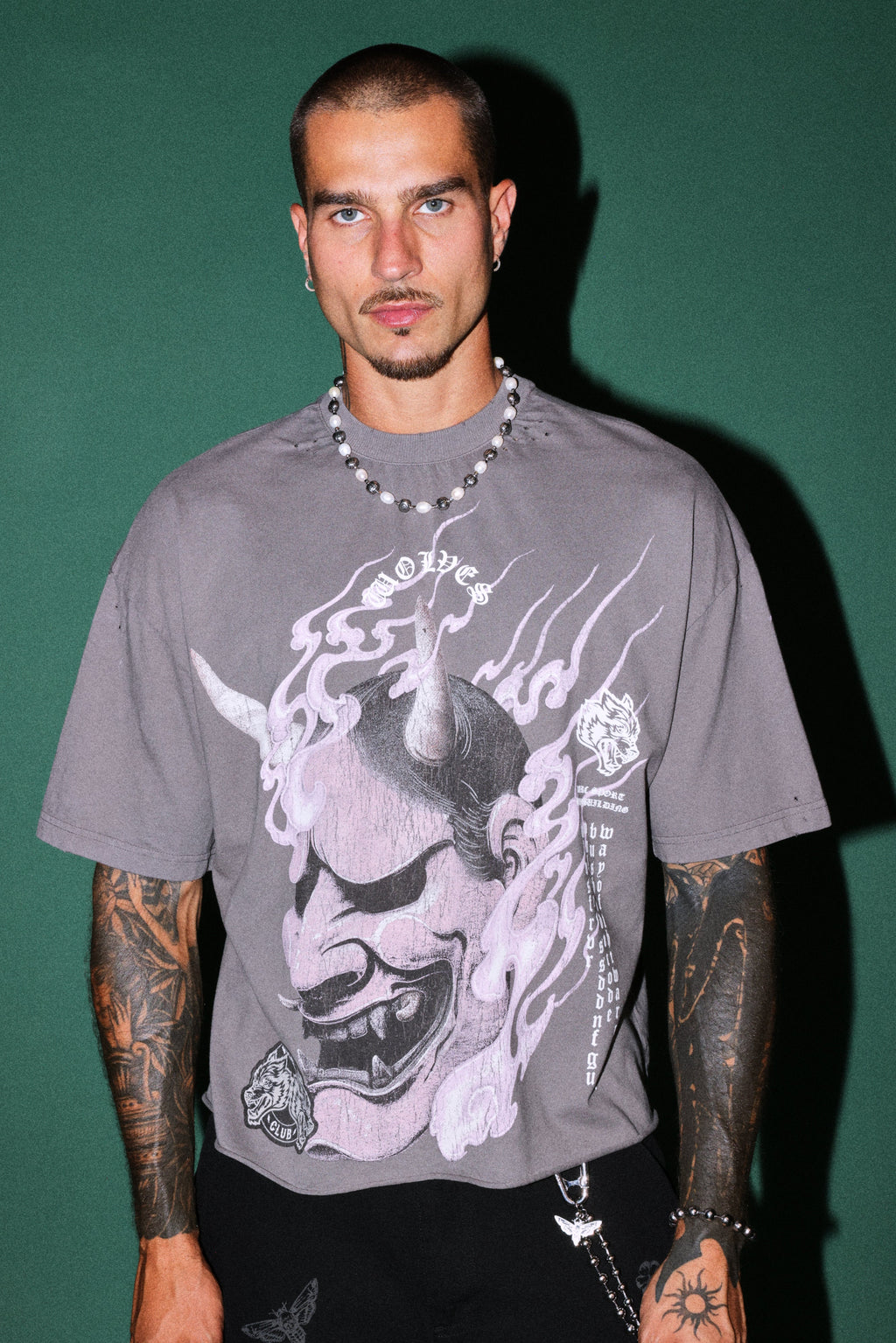 Wolves Club Oni Inferno Distressed Grunge Box Cut Tee V2 in Slate Gray — imagem 4