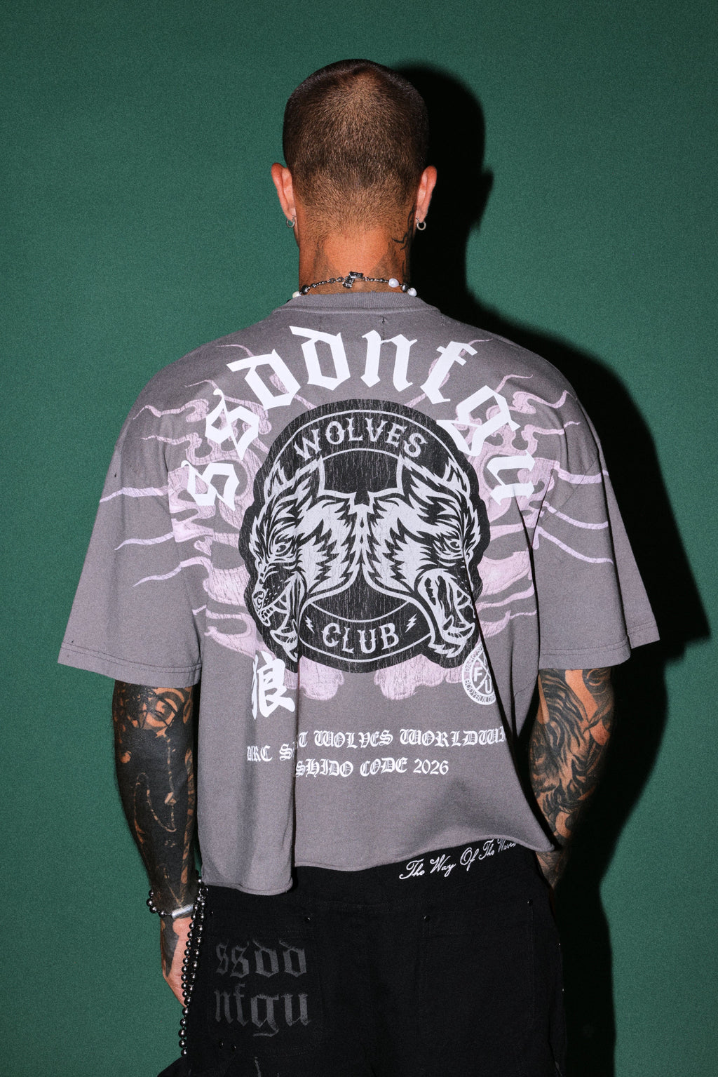 Wolves Club Oni Inferno Distressed Grunge Box Cut Tee V2 in Slate Gray — imagem 2