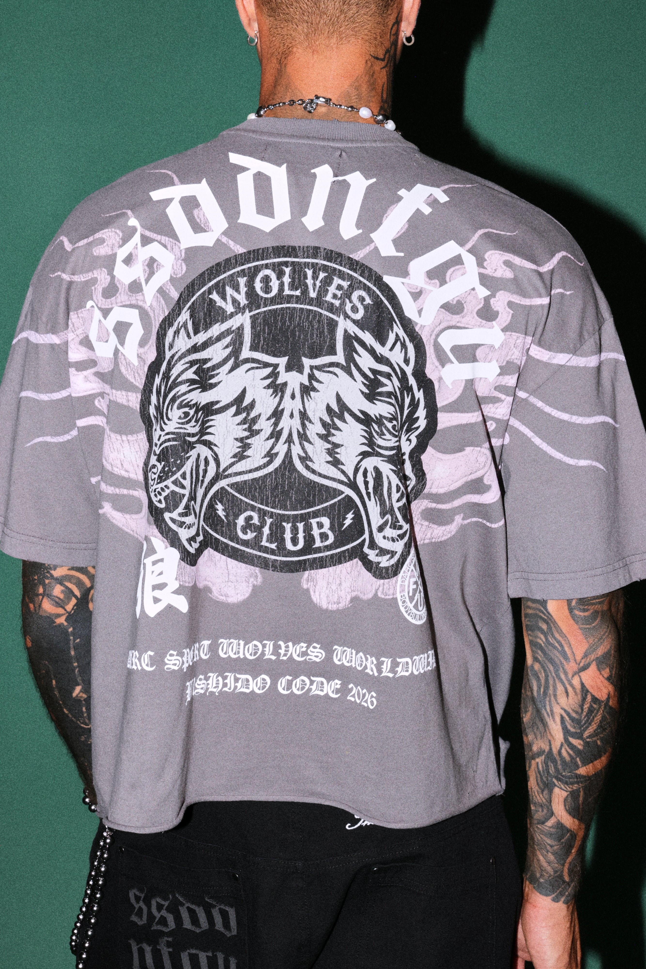 Wolves Club Oni Inferno Distressed Grunge Box Cut Tee V2 in Slate Gray — imagem 6