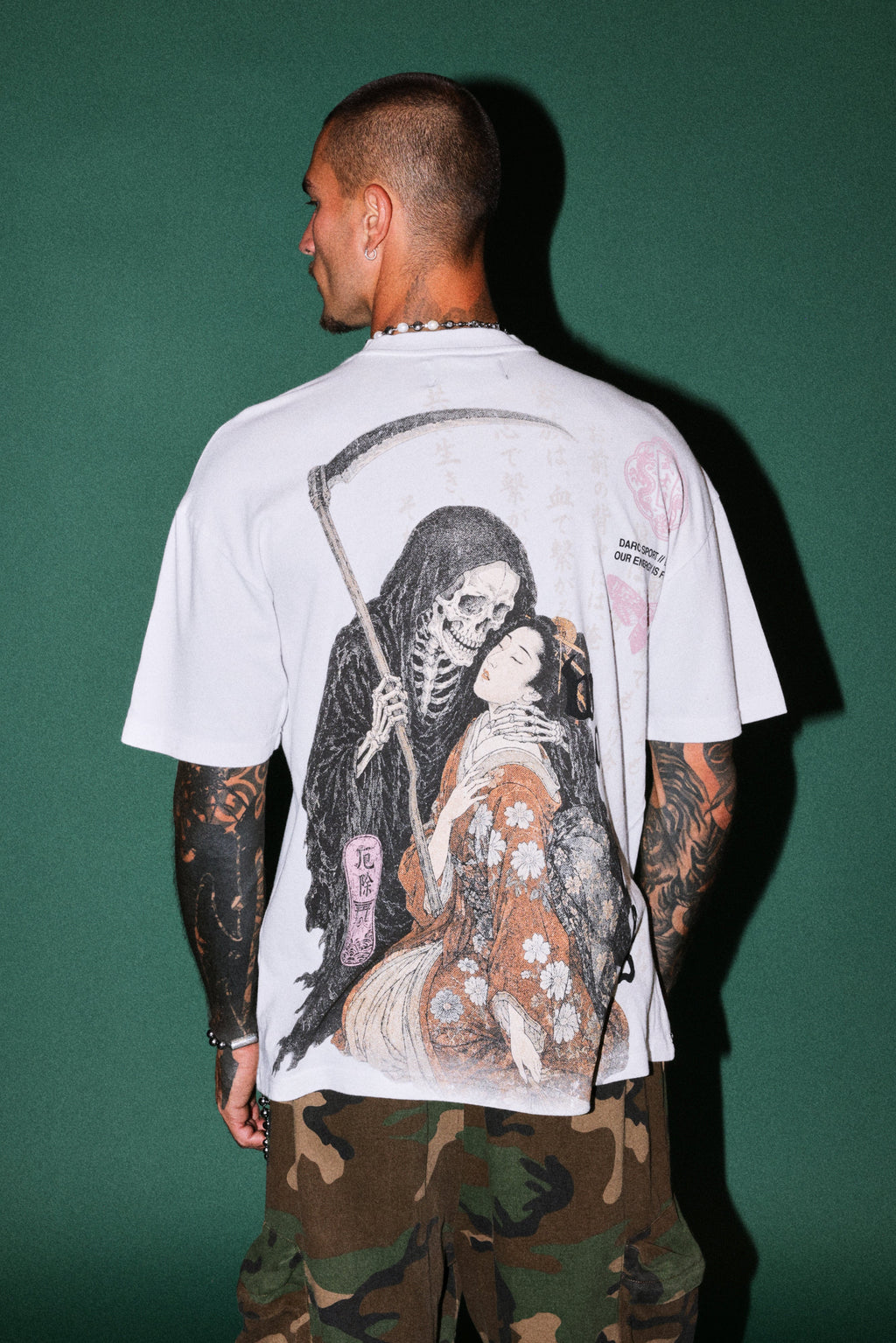 Shinigami'S Embrace Premium Oversized Tee in White — imagem 4