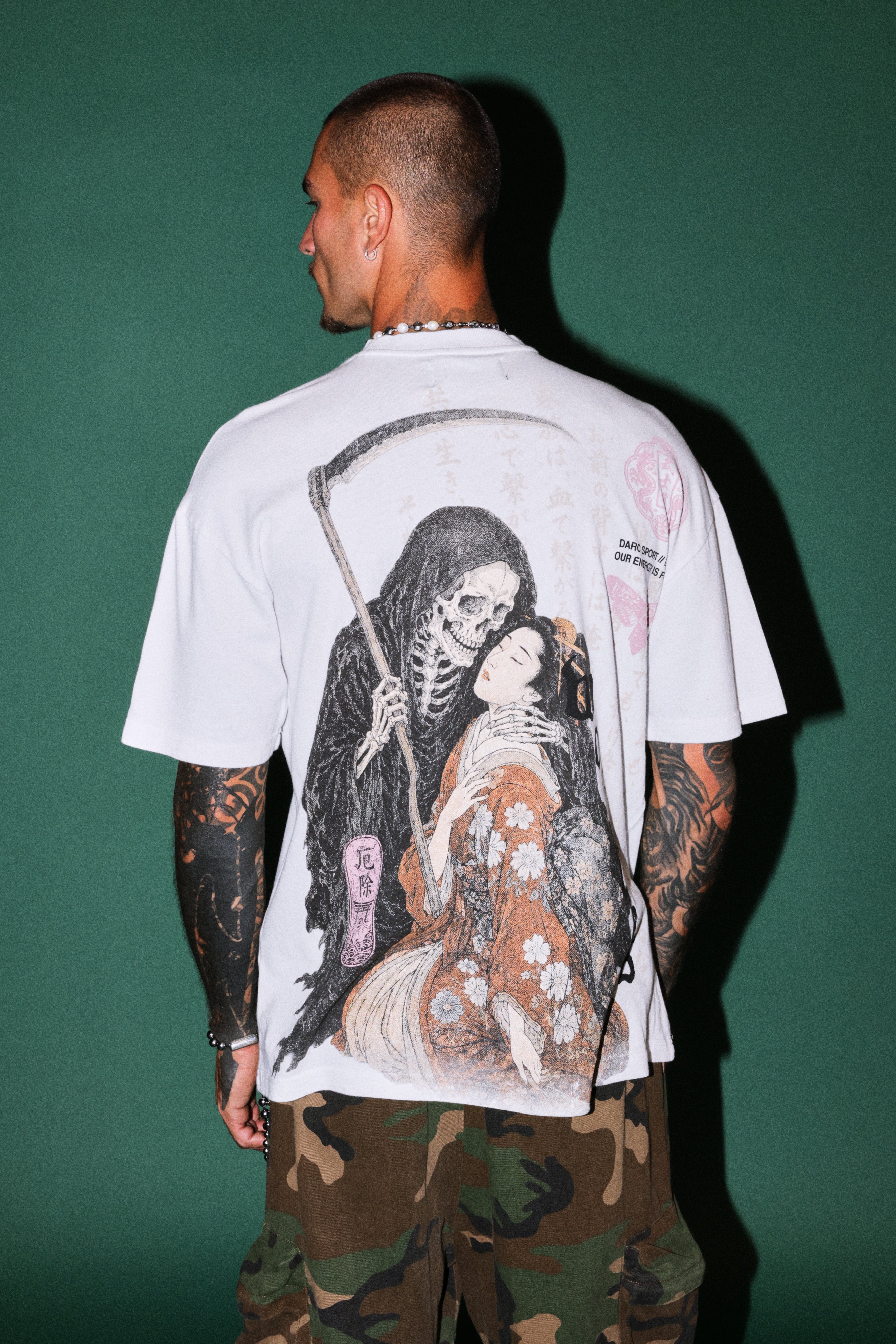 Shinigami'S Embrace Premium Oversized Tee in White — imagem 4