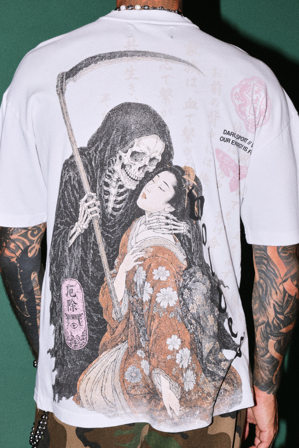 Shinigami'S Embrace Premium Oversized Tee in White — imagem 6