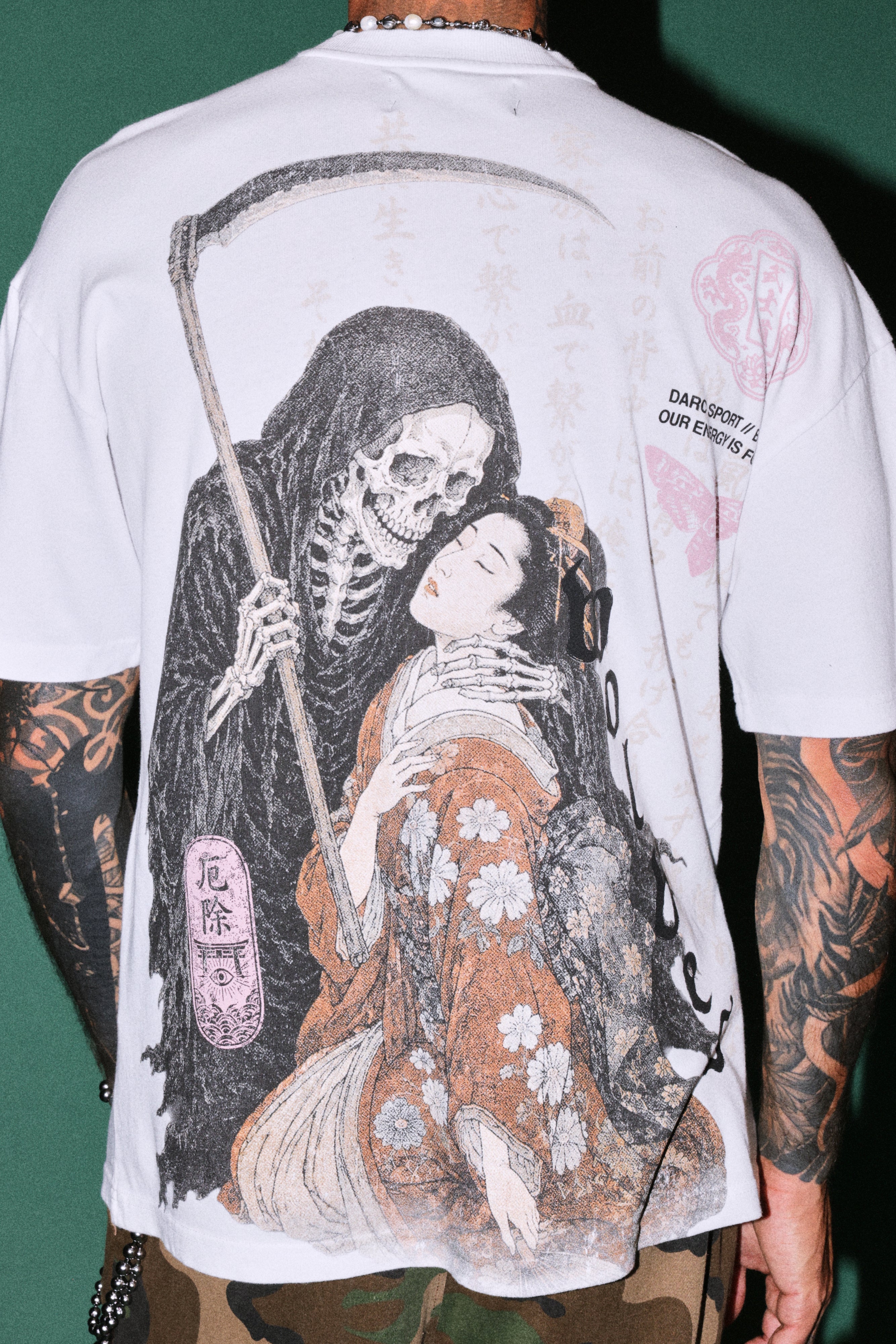 Shinigami'S Embrace Premium Oversized Tee in White — imagem 6