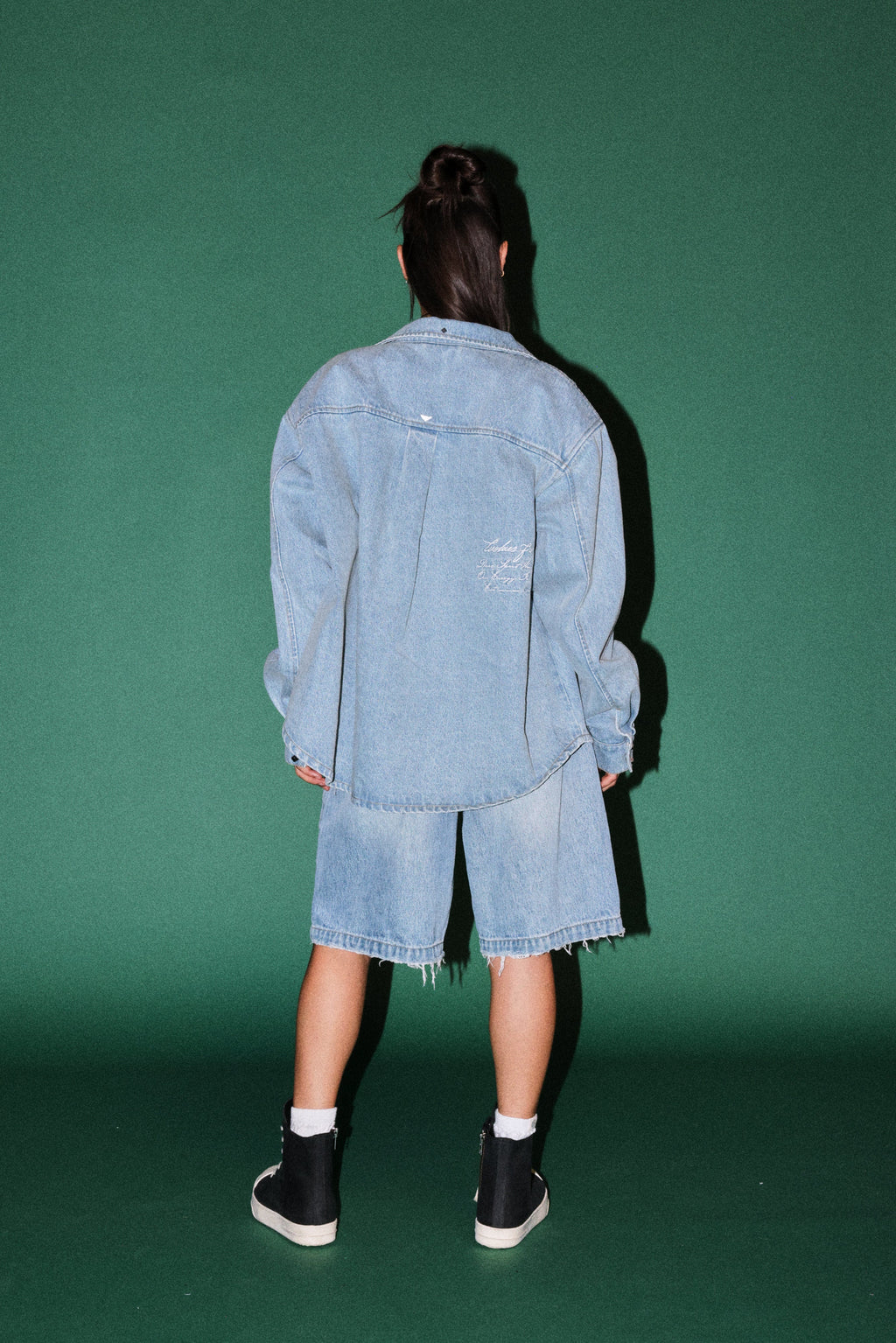 Wlvsfrvr Patch Winslow Denim Shirt Jacket in Light Wash — imagem 11