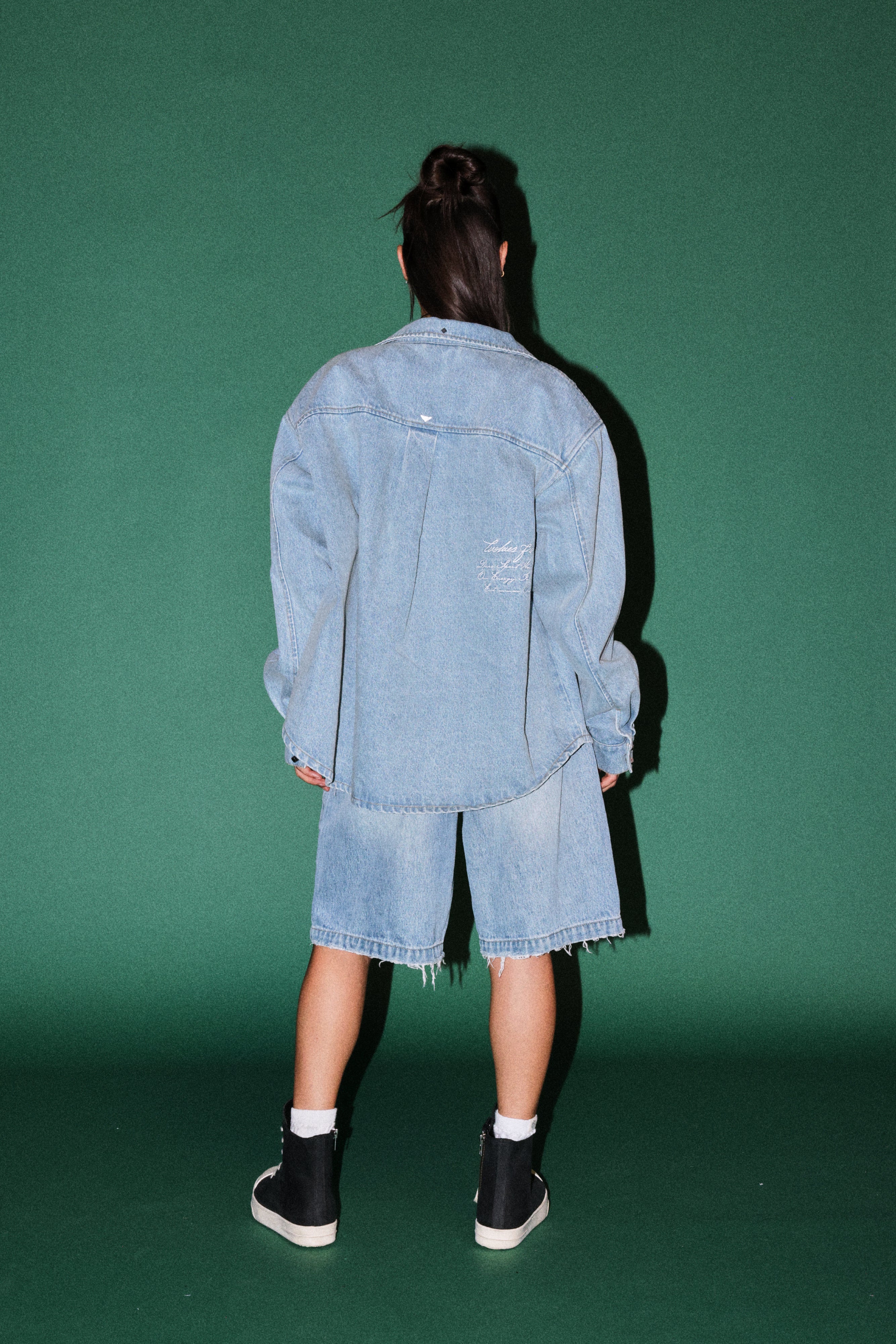 Wlvsfrvr Patch Winslow Denim Shirt Jacket in Light Wash — imagem 11