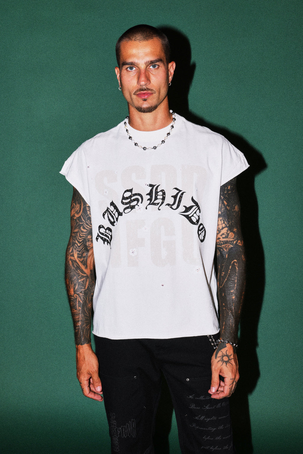 Ssddnfgu Bushido Grunge Cut-Off Mid Length Raw Hem Tee in Cream — imagem 2