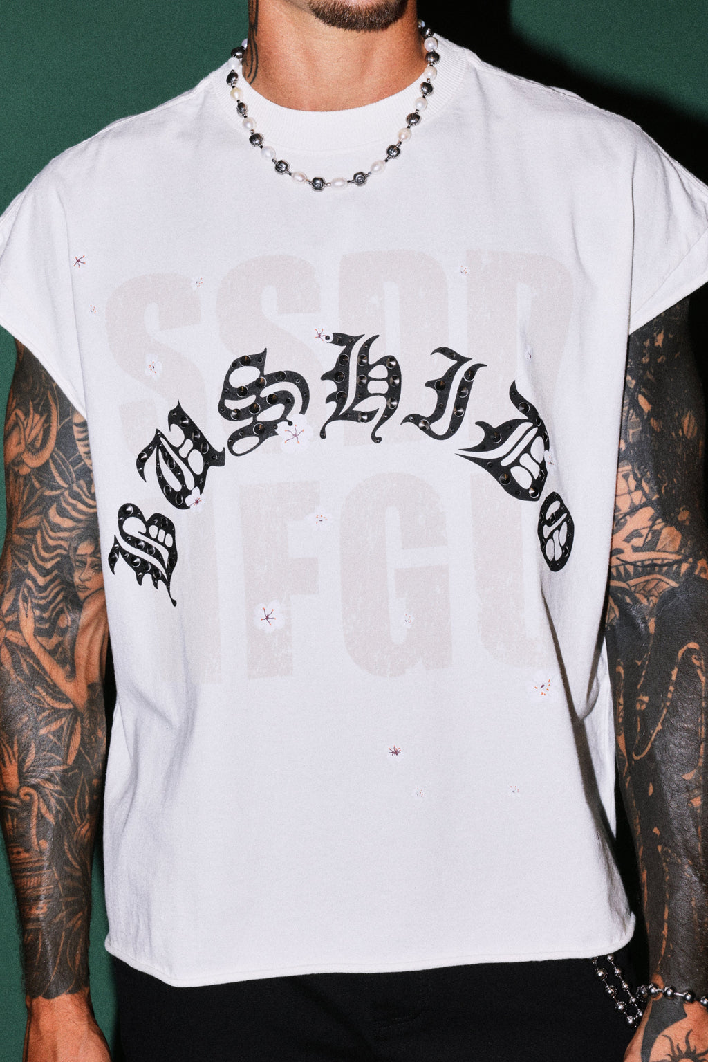 Ssddnfgu Bushido Grunge Cut-Off Mid Length Raw Hem Tee in Cream — imagem 4