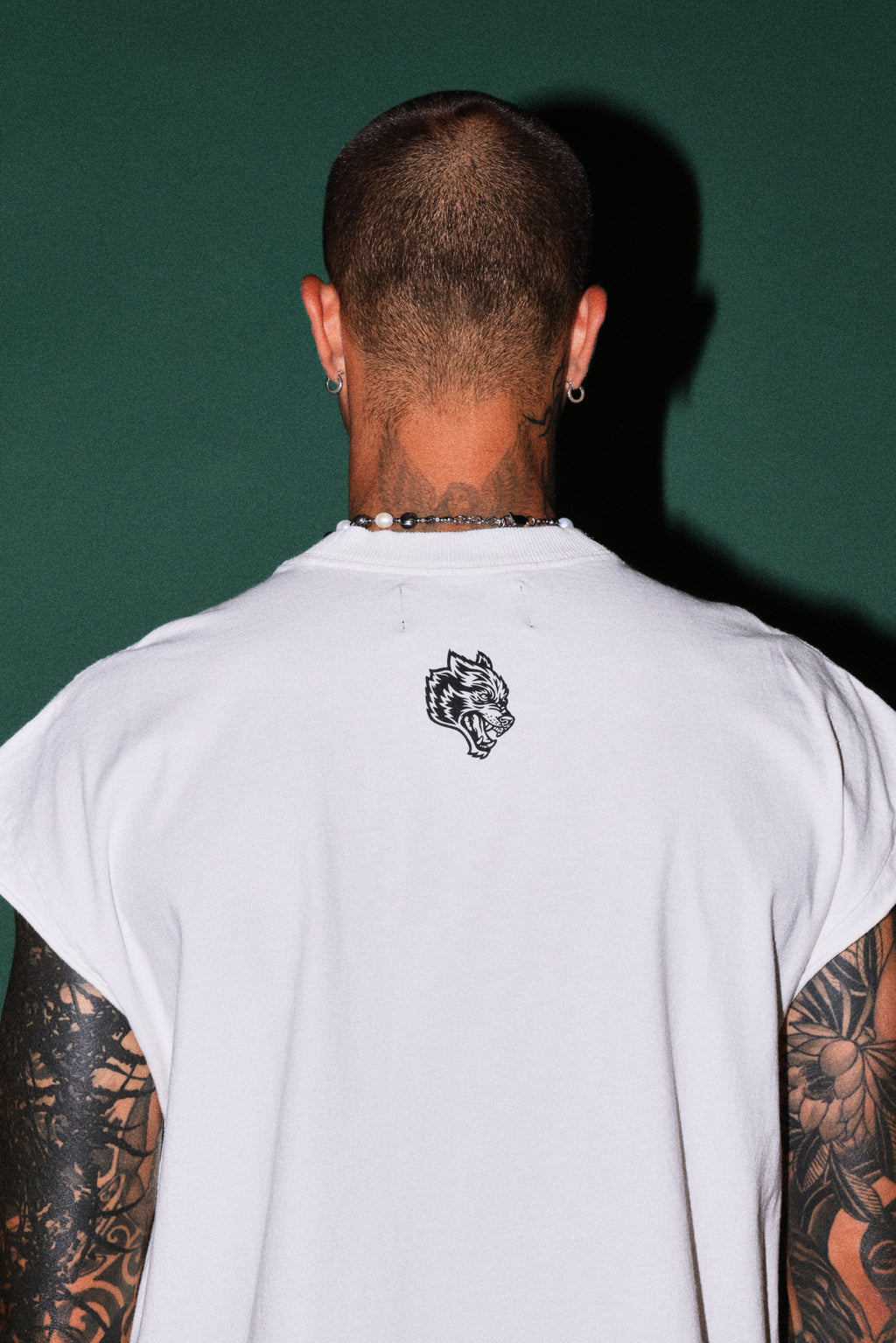 Ssddnfgu Bushido Grunge Cut-Off Mid Length Raw Hem Tee in Cream — imagem 5