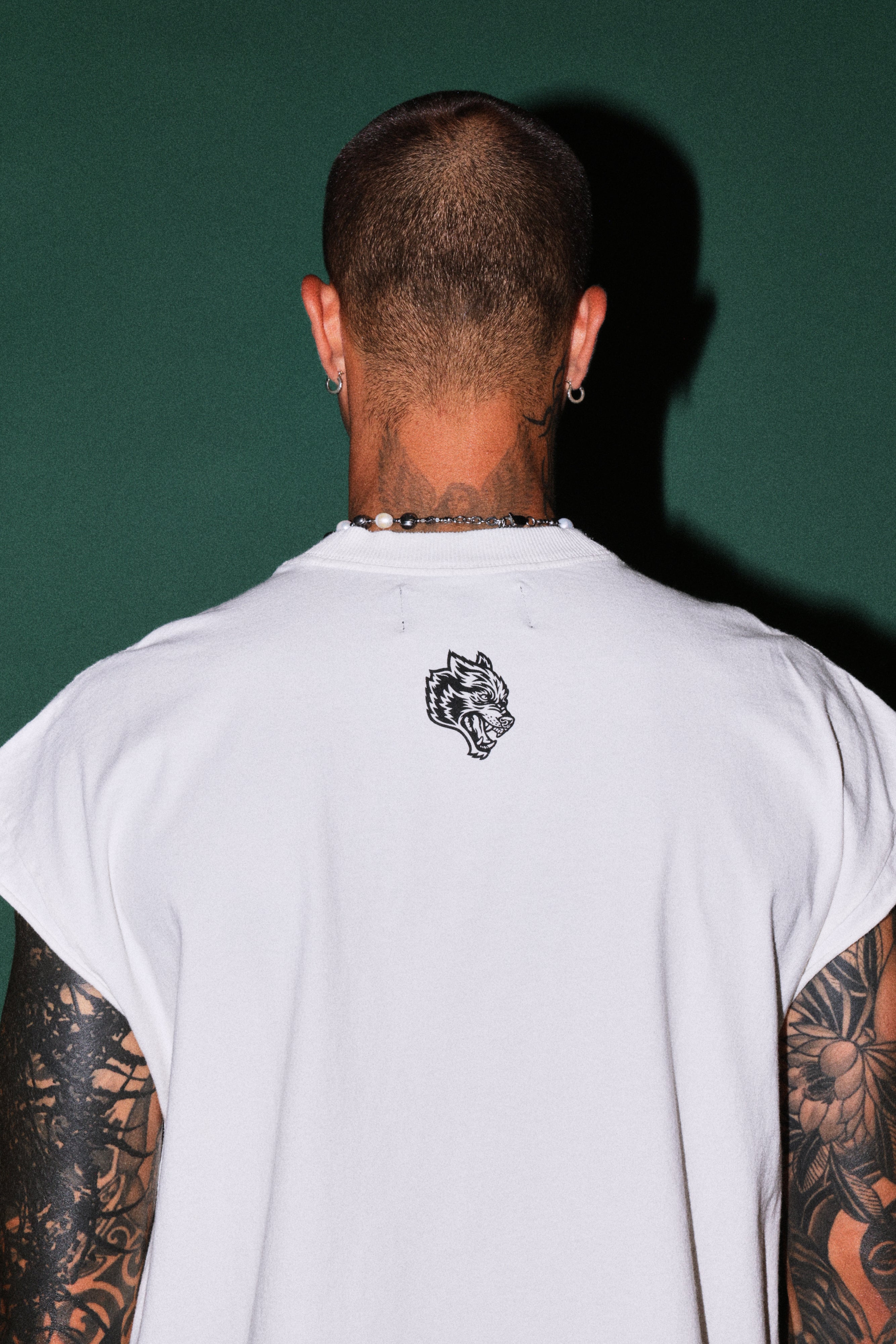 Ssddnfgu Bushido Grunge Cut-Off Mid Length Raw Hem Tee in Cream — imagem 5