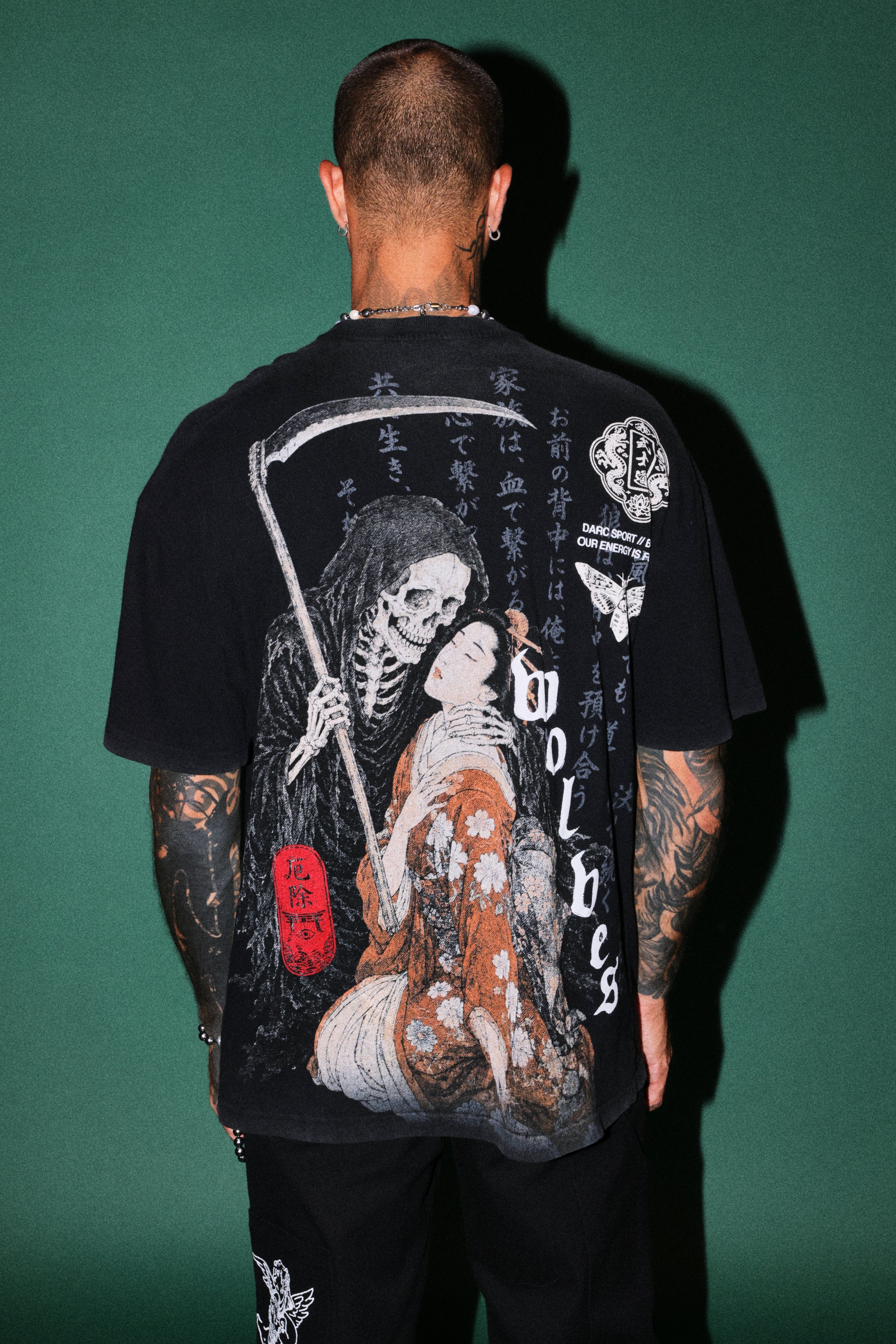 Shinigami'S Embrace Premium Oversized Tee in Black — imagem 4