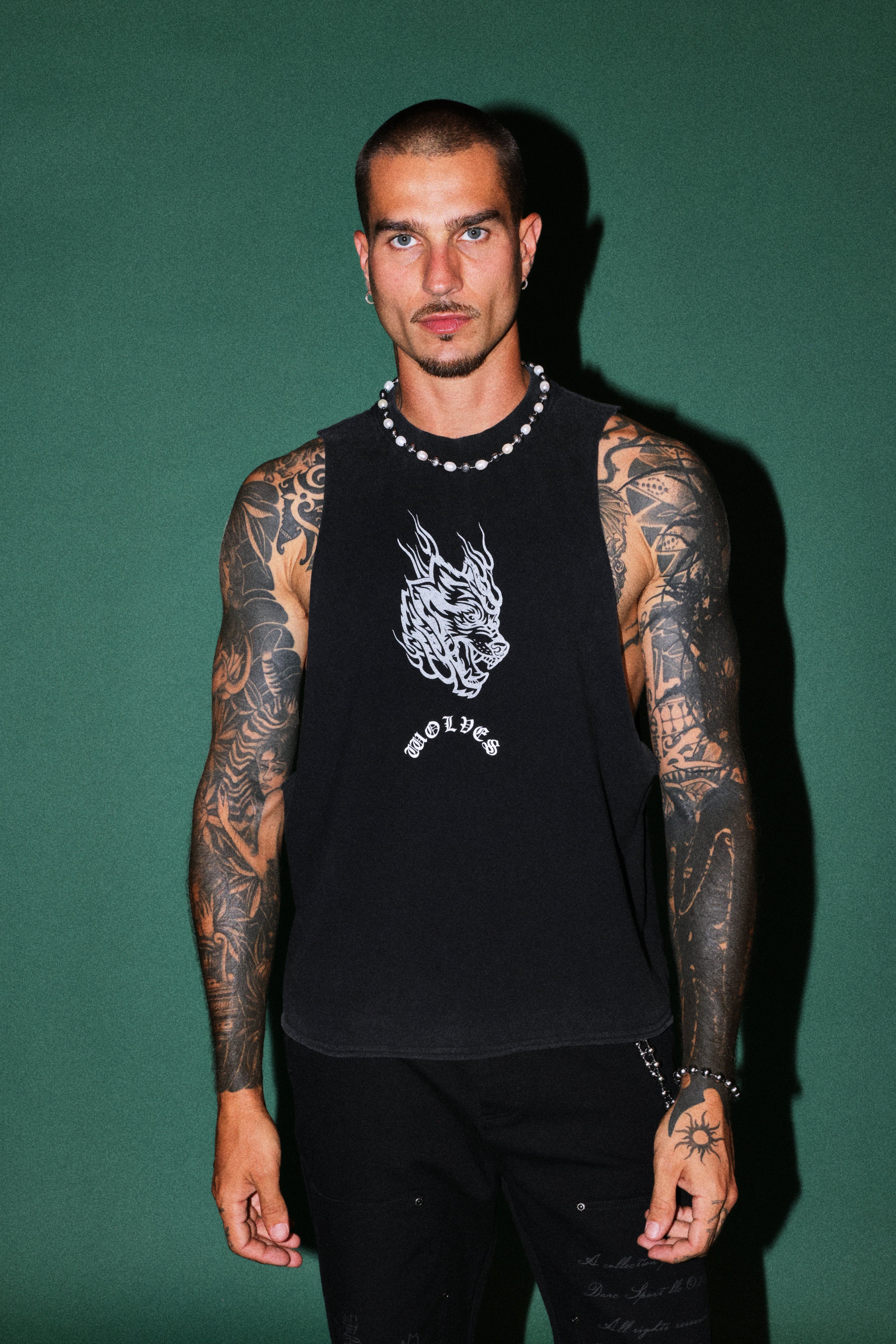 Okami Inferno Grunge Raw Hem Box Cut Tommy Muscle Tee in Black — imagem 4