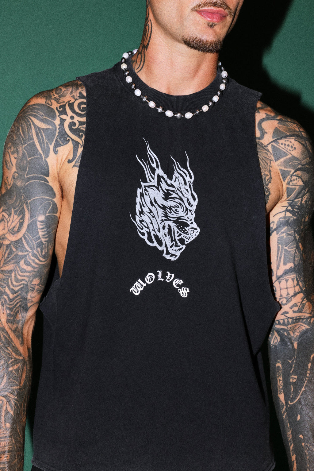 Okami Inferno Grunge Raw Hem Box Cut Tommy Muscle Tee in Black — imagem 5