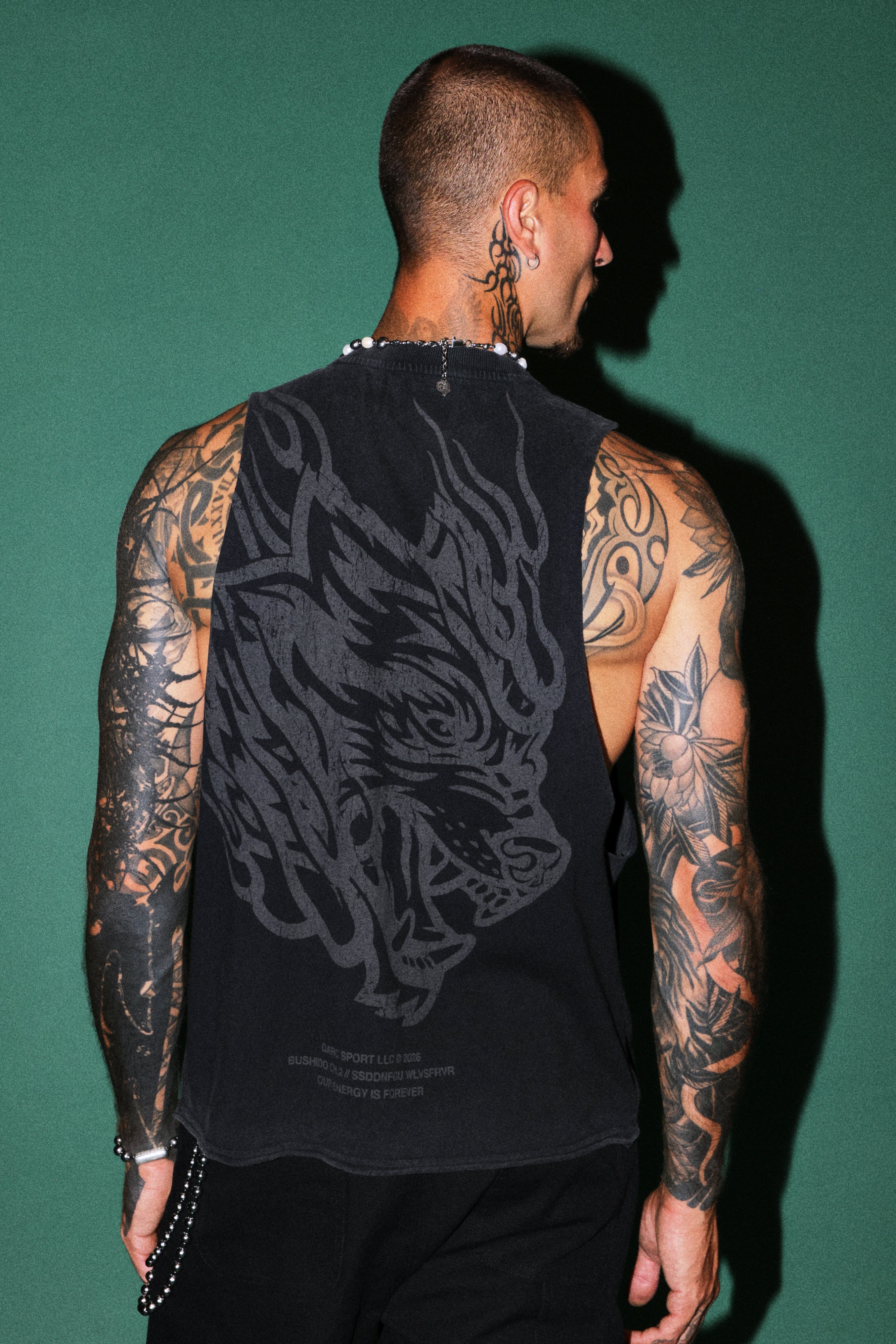 Okami Inferno Grunge Raw Hem Box Cut Tommy Muscle Tee in Black — imagem 2