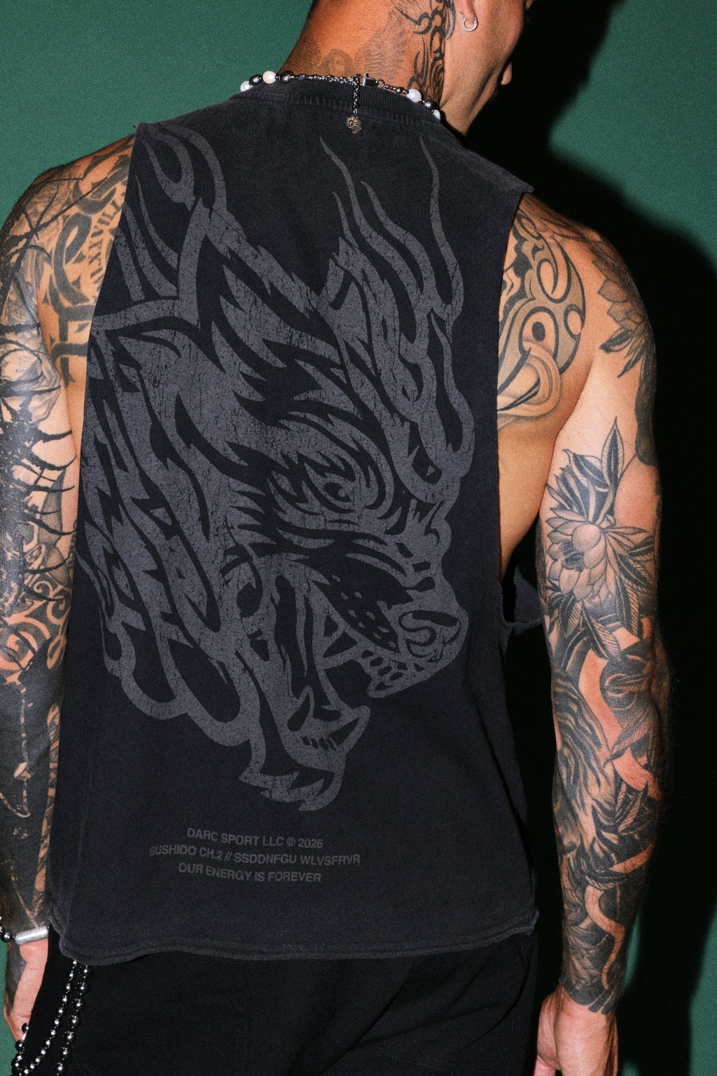 Okami Inferno Grunge Raw Hem Box Cut Tommy Muscle Tee in Black — imagem 6