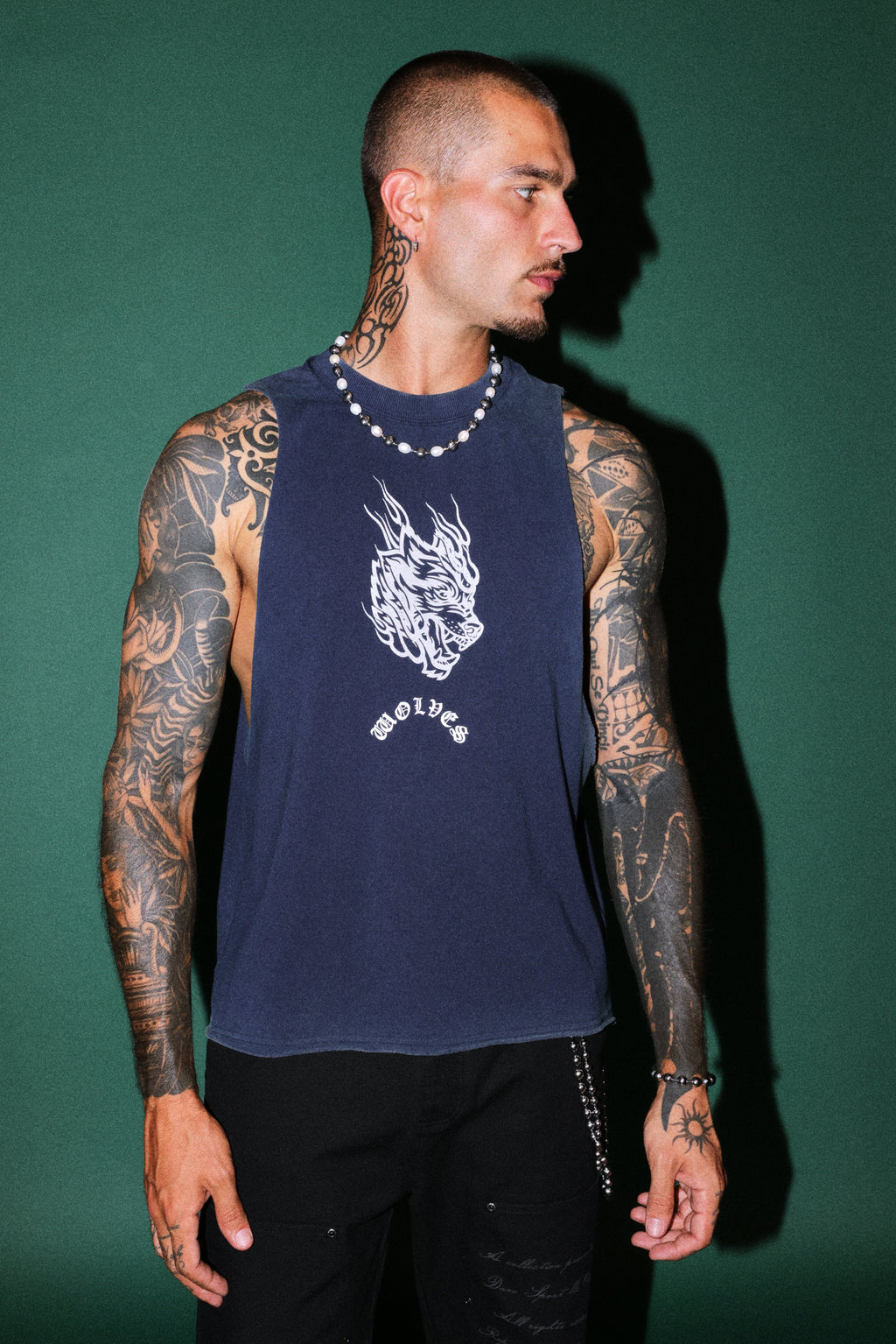 Okami Inferno Grunge Raw Hem Box Cut Tommy Muscle Tee in Navy — imagem 4