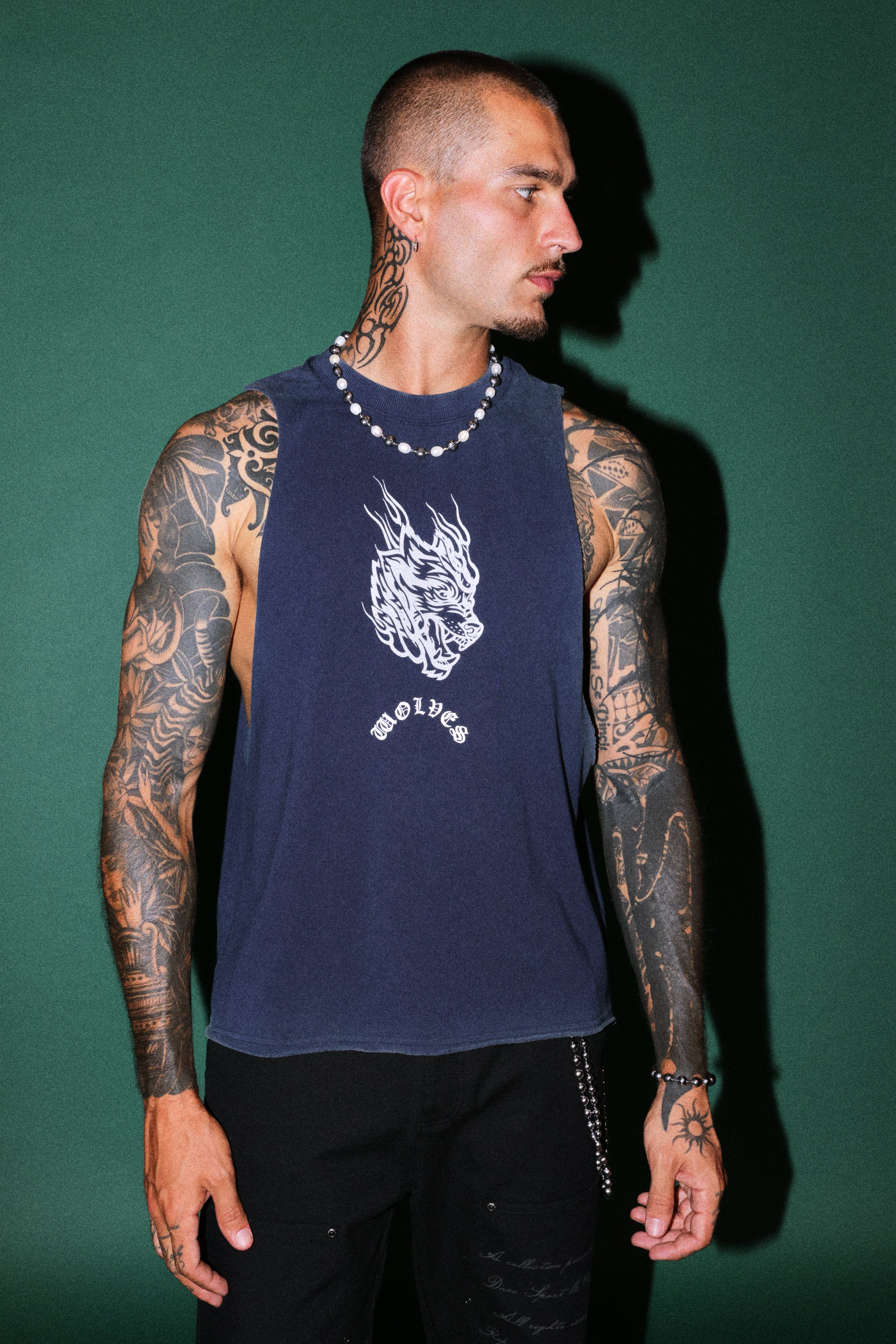 Okami Inferno Grunge Raw Hem Box Cut Tommy Muscle Tee in Navy — imagem 4