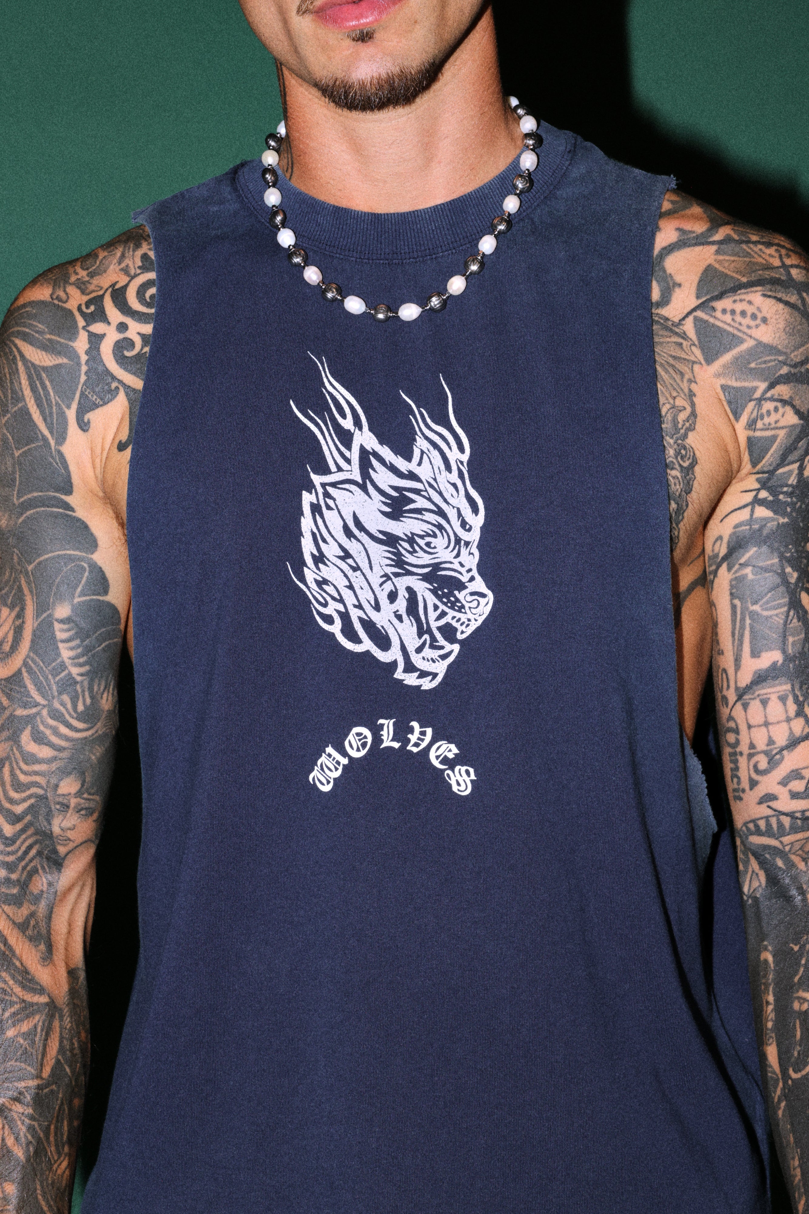Okami Inferno Grunge Raw Hem Box Cut Tommy Muscle Tee in Navy — imagem 7