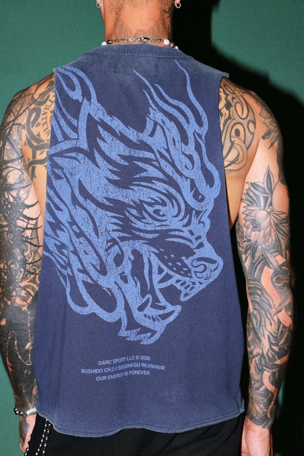 Okami Inferno Grunge Raw Hem Box Cut Tommy Muscle Tee in Navy — imagem 8