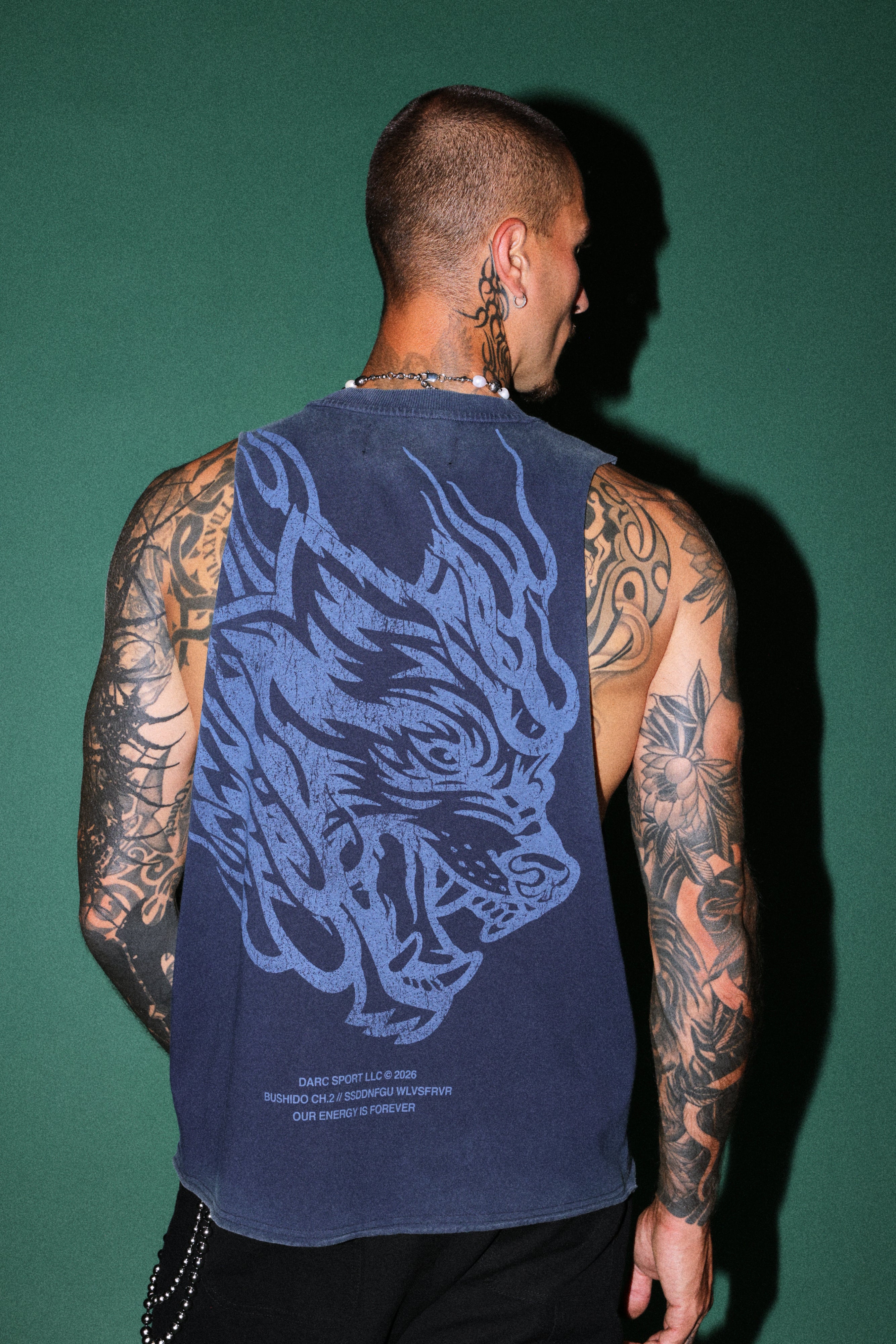 Okami Inferno Grunge Raw Hem Box Cut Tommy Muscle Tee in Navy — imagem 2