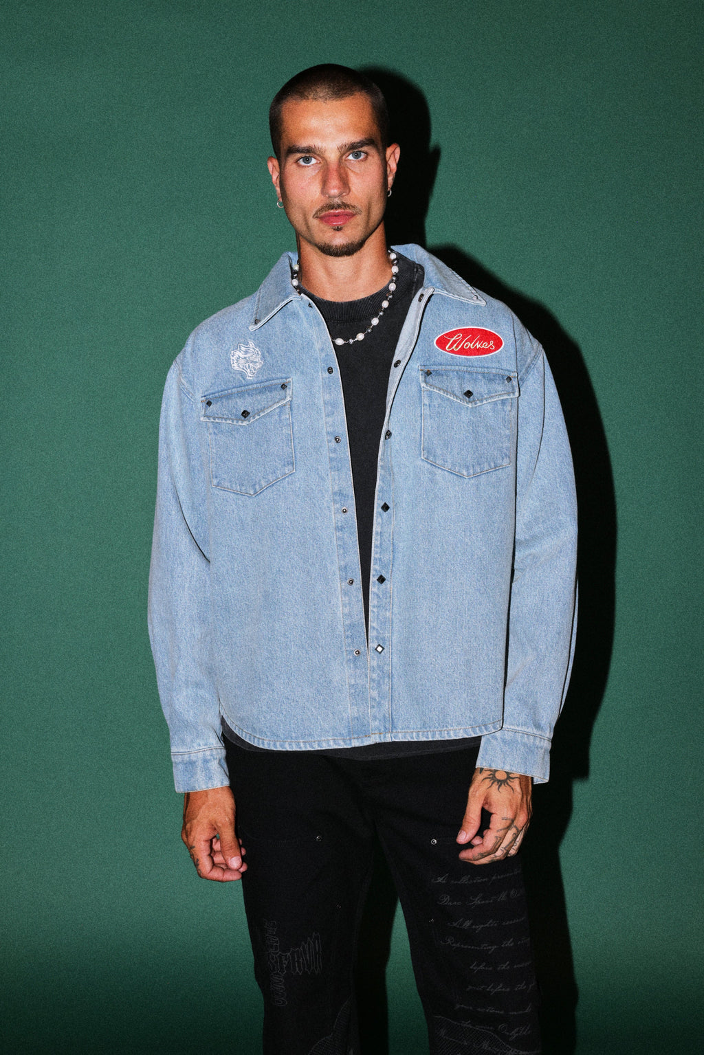 Wlvsfrvr Patch Winslow Denim Shirt Jacket in Light Wash — imagem 2