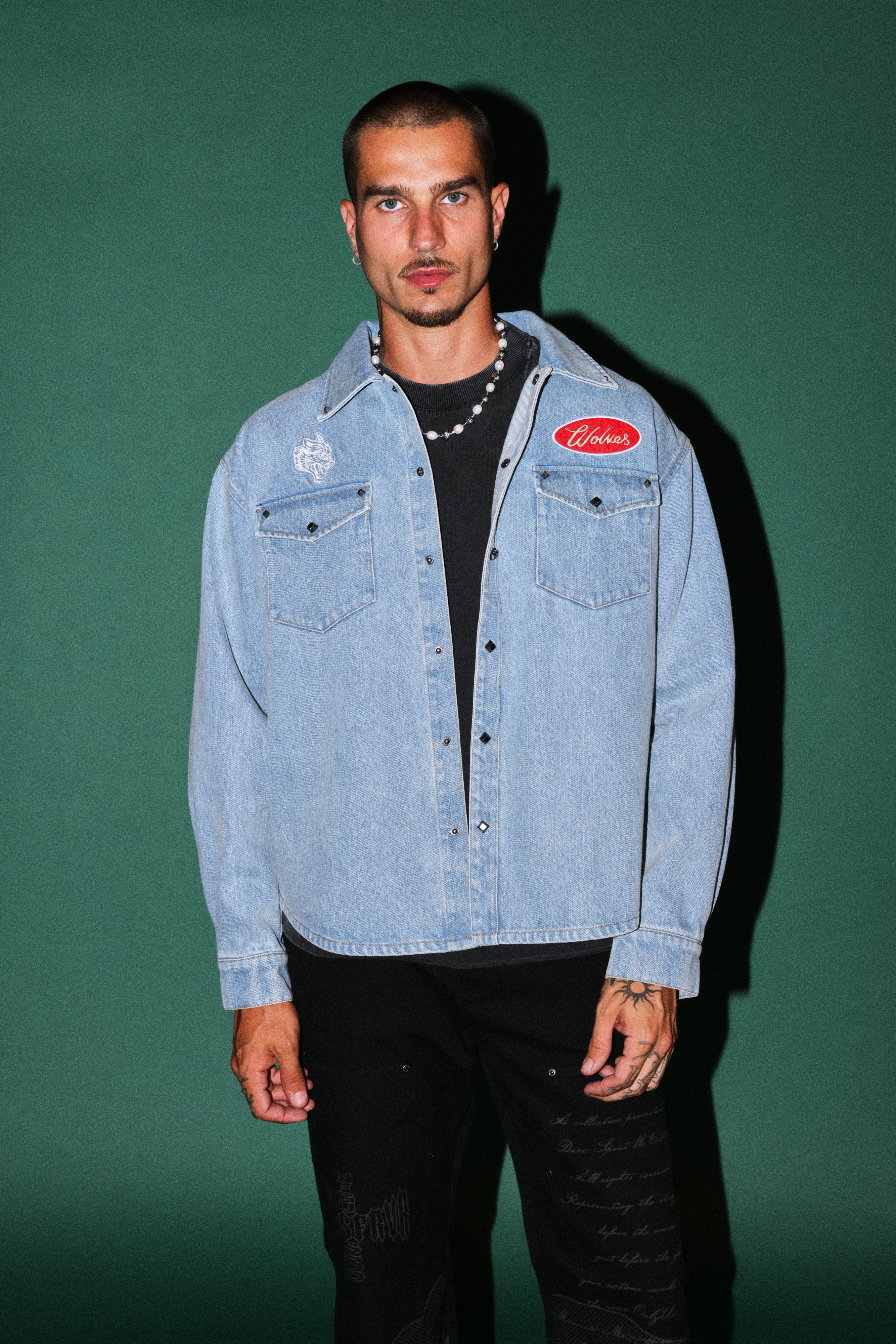Wlvsfrvr Patch Winslow Denim Shirt Jacket in Light Wash — imagem 2