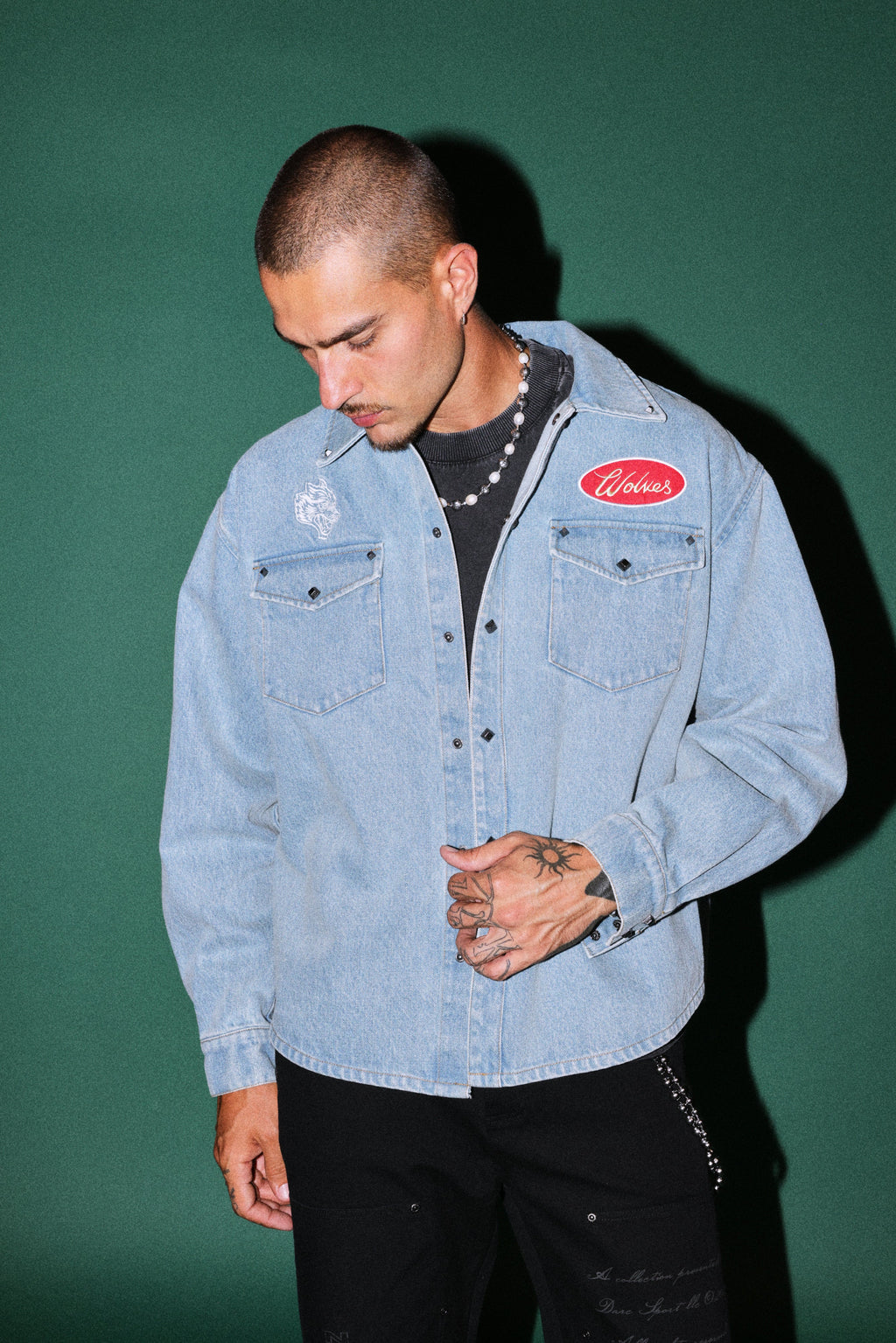Wlvsfrvr Patch Winslow Denim Shirt Jacket in Light Wash — imagem 4