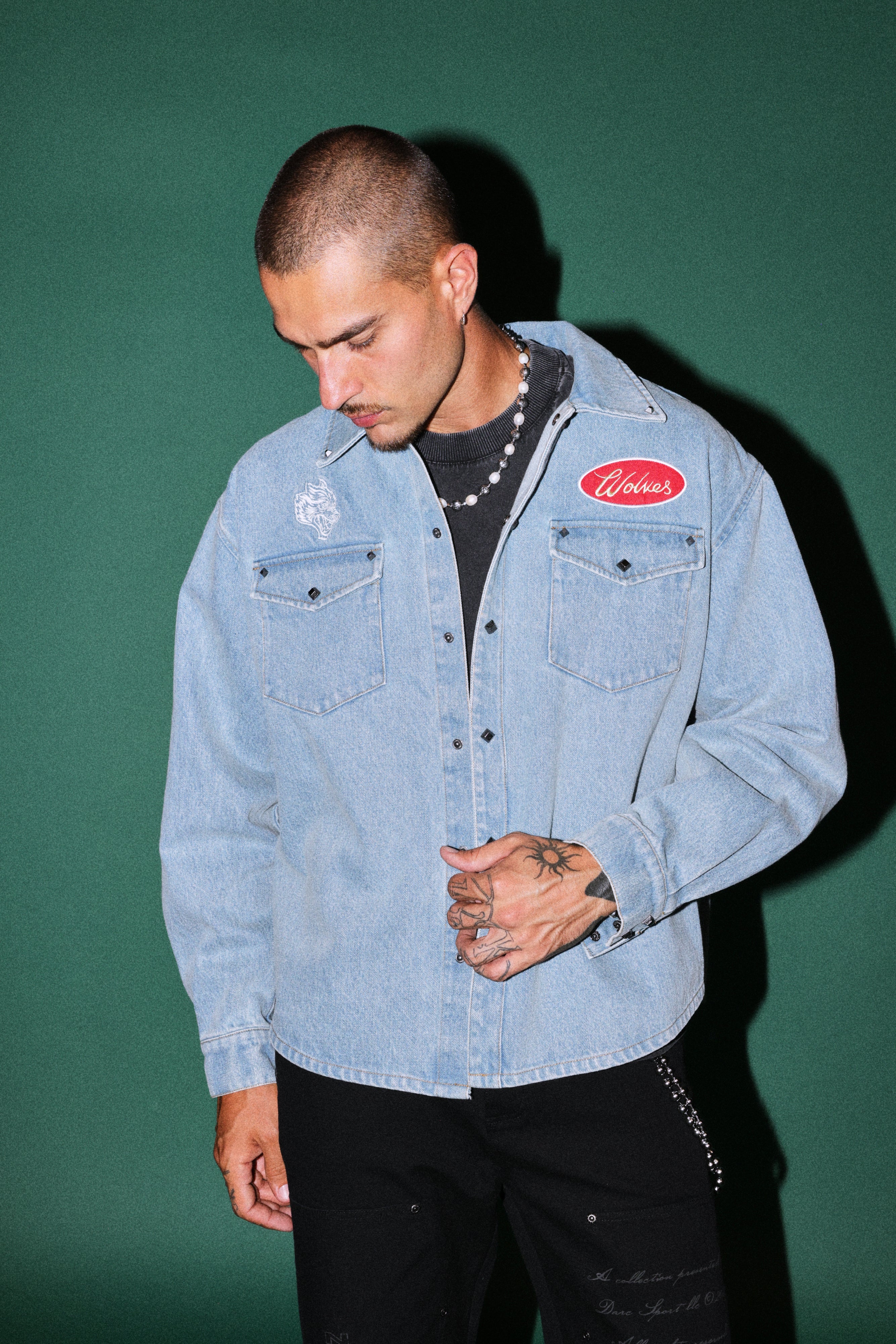 Wlvsfrvr Patch Winslow Denim Shirt Jacket in Light Wash — imagem 4