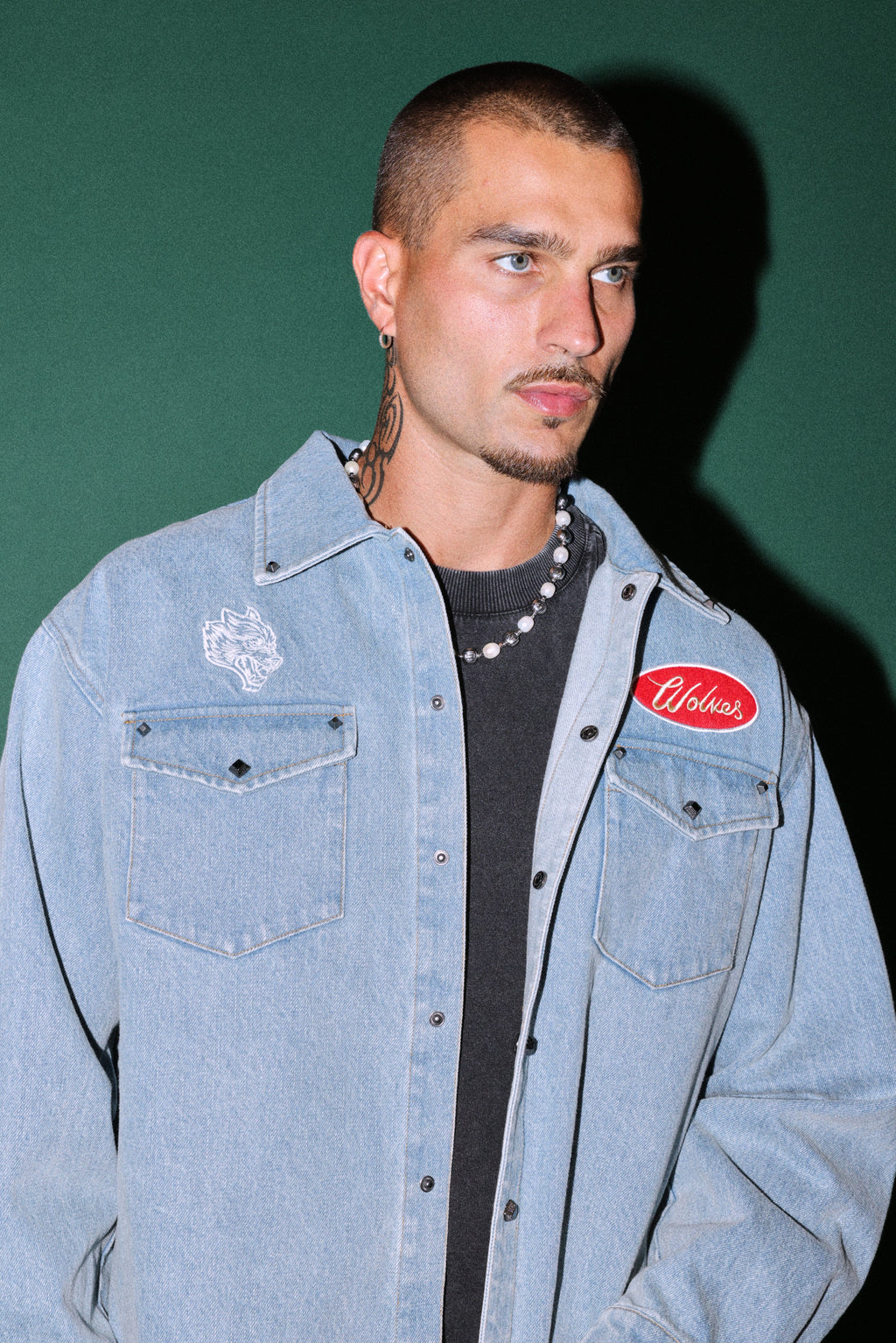 Wlvsfrvr Patch Winslow Denim Shirt Jacket in Light Wash — imagem 5