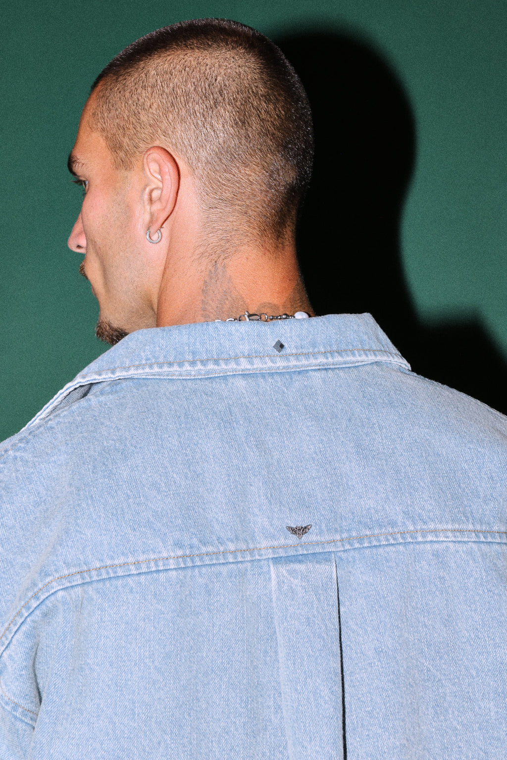 Wlvsfrvr Patch Winslow Denim Shirt Jacket in Light Wash — imagem 6