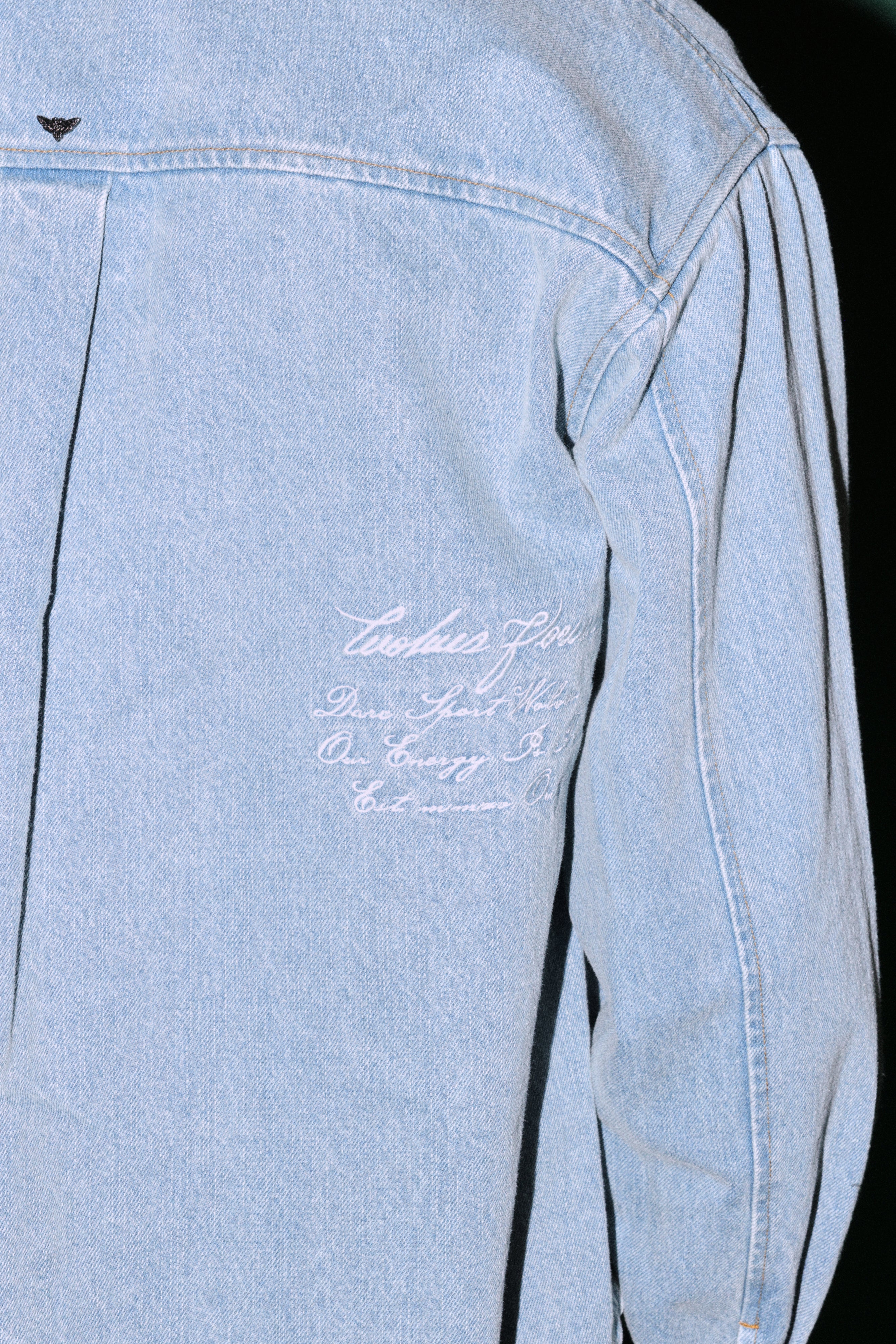 Wlvsfrvr Patch Winslow Denim Shirt Jacket in Light Wash — imagem 7