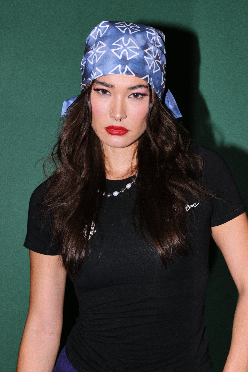 Wolf Iron Cross Bandana in Darc Blue Ghost Clouds — imagem 2